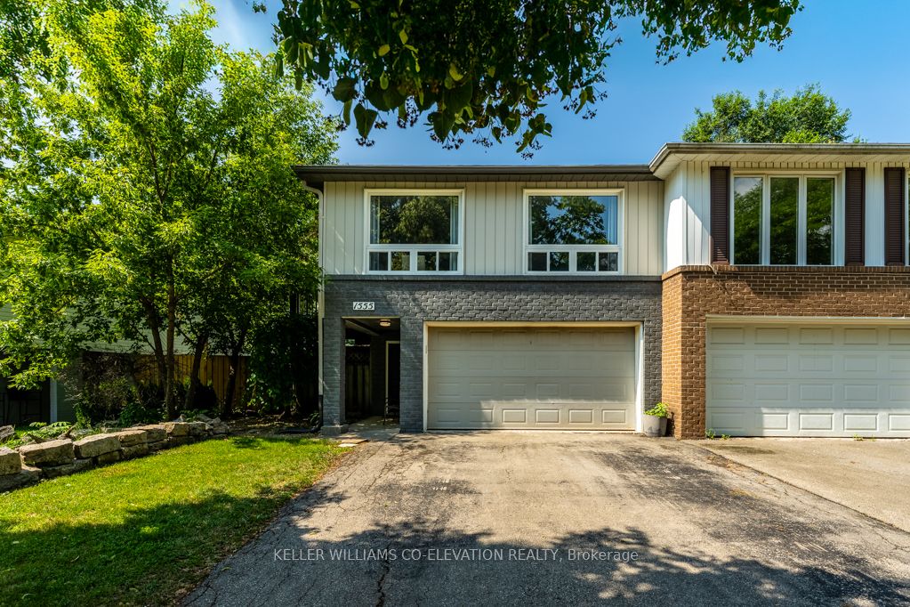 1555 Newlands Crescent