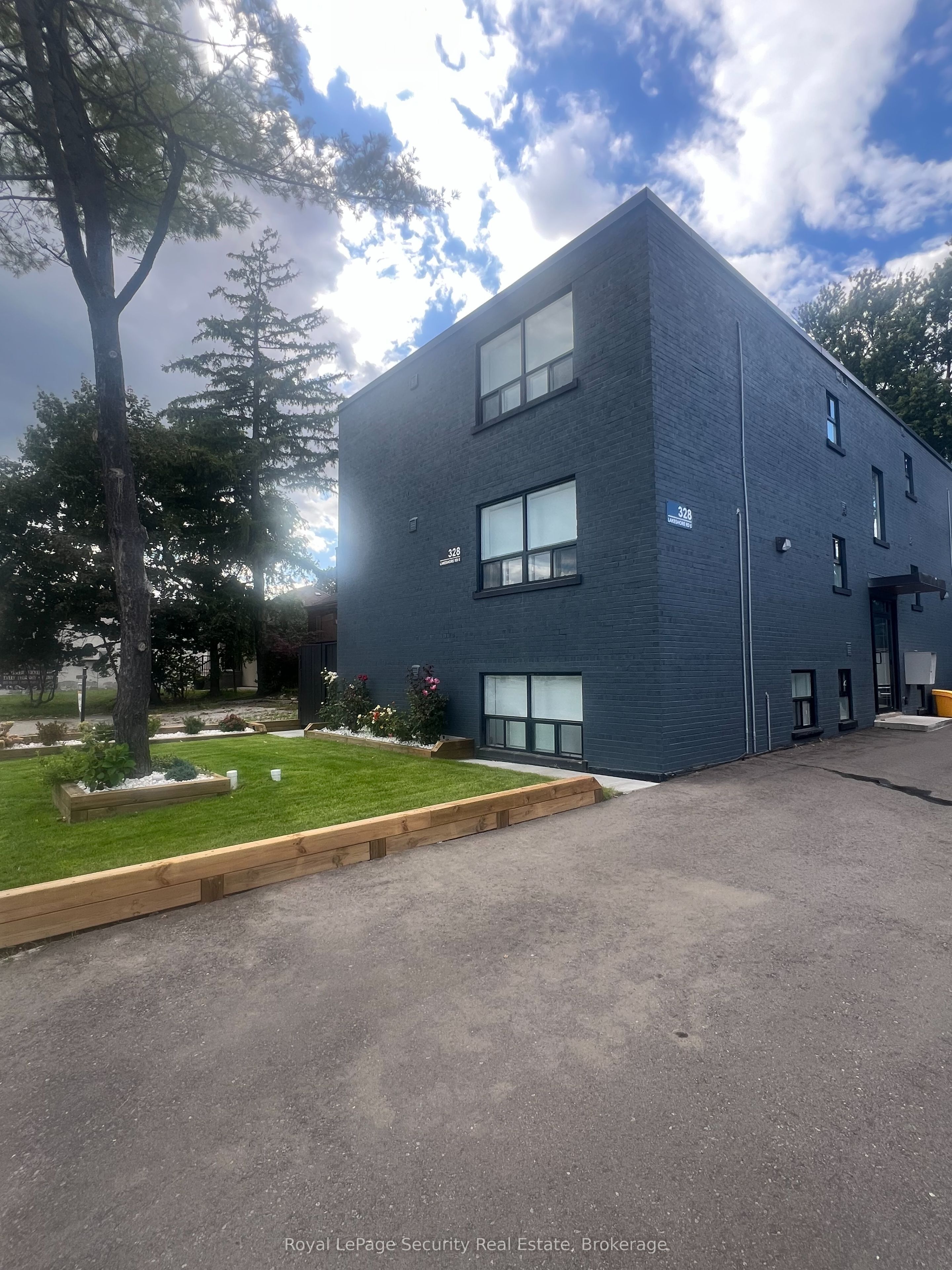 328 Lakeshore Road 2
