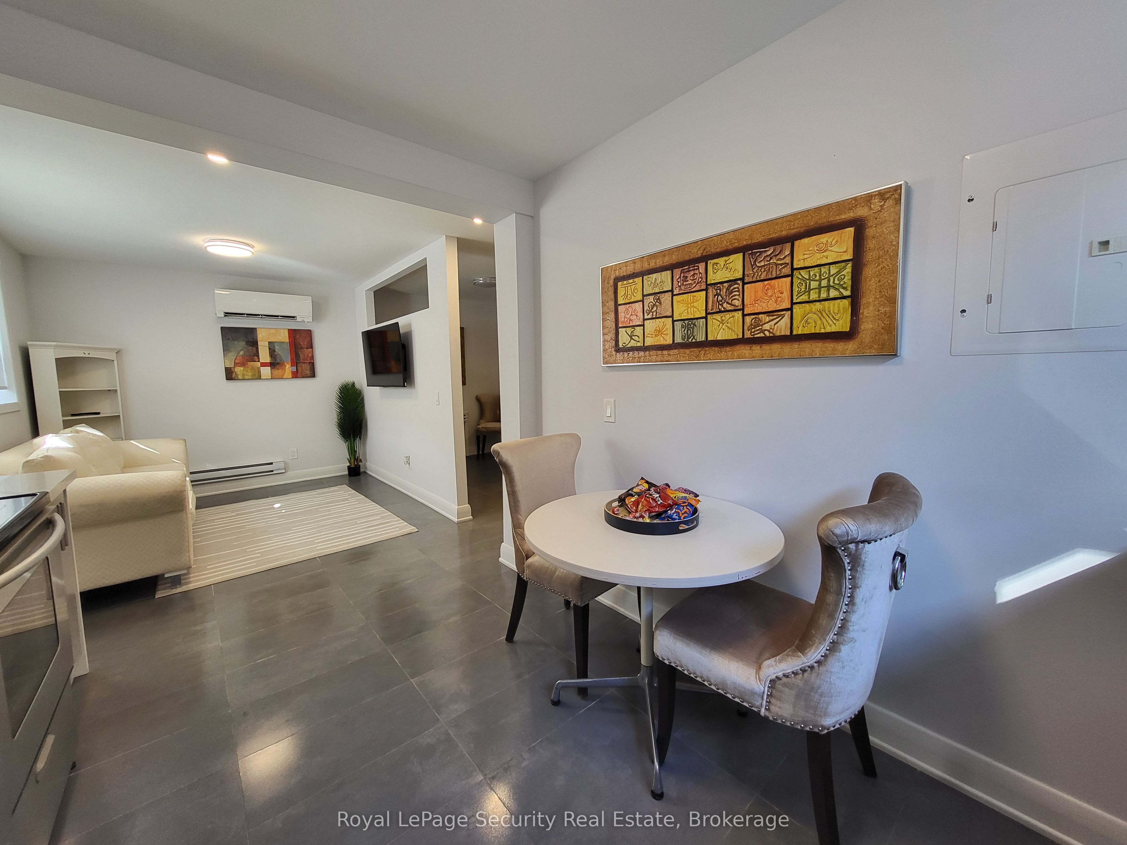 328 Lakeshore Road 2