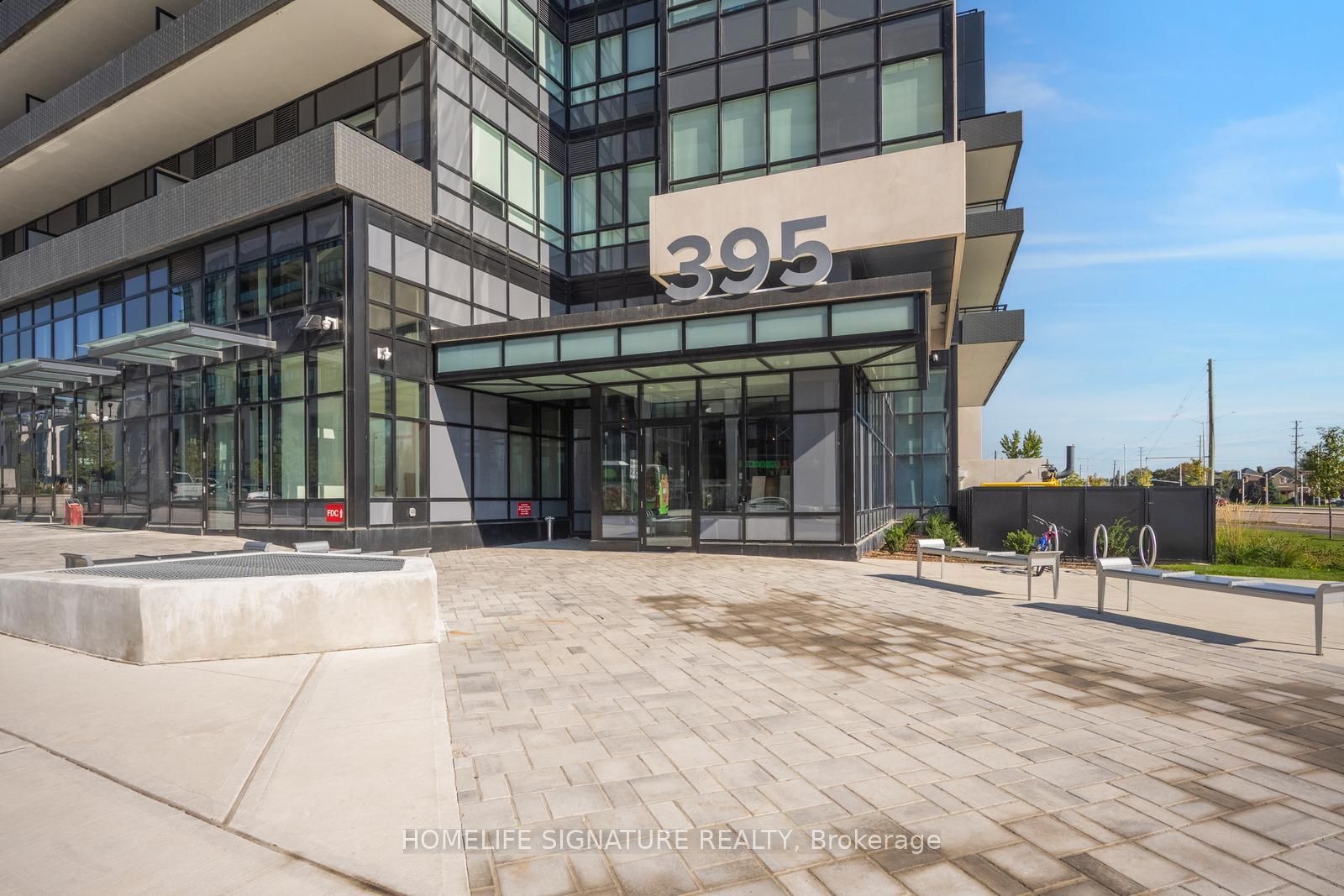 395 Dundas Street W 327