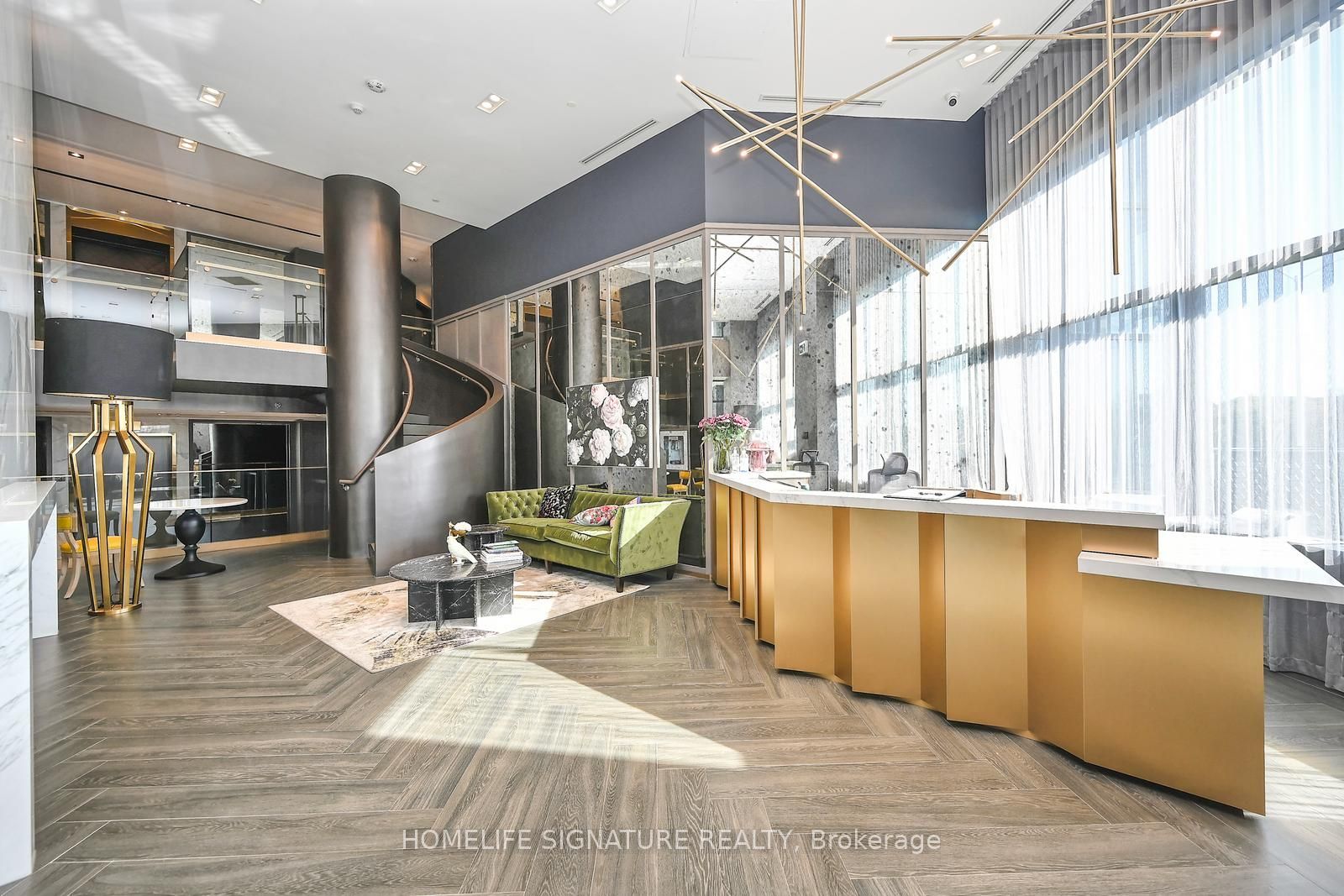 395 Dundas Street W 327