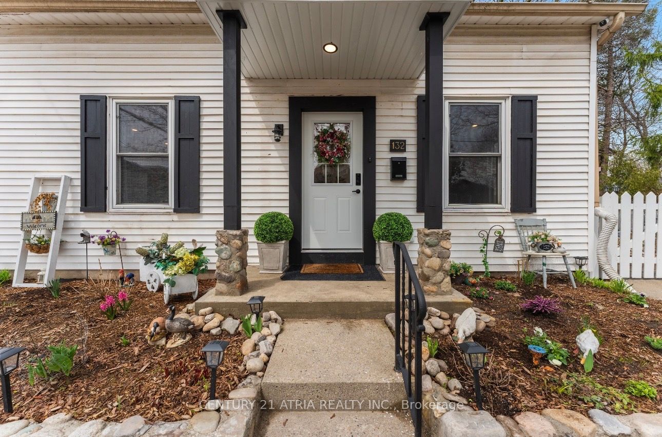 Photo 1 of 32 — 132 Waterloo Street N, Cambridge, ON N3H 1M8