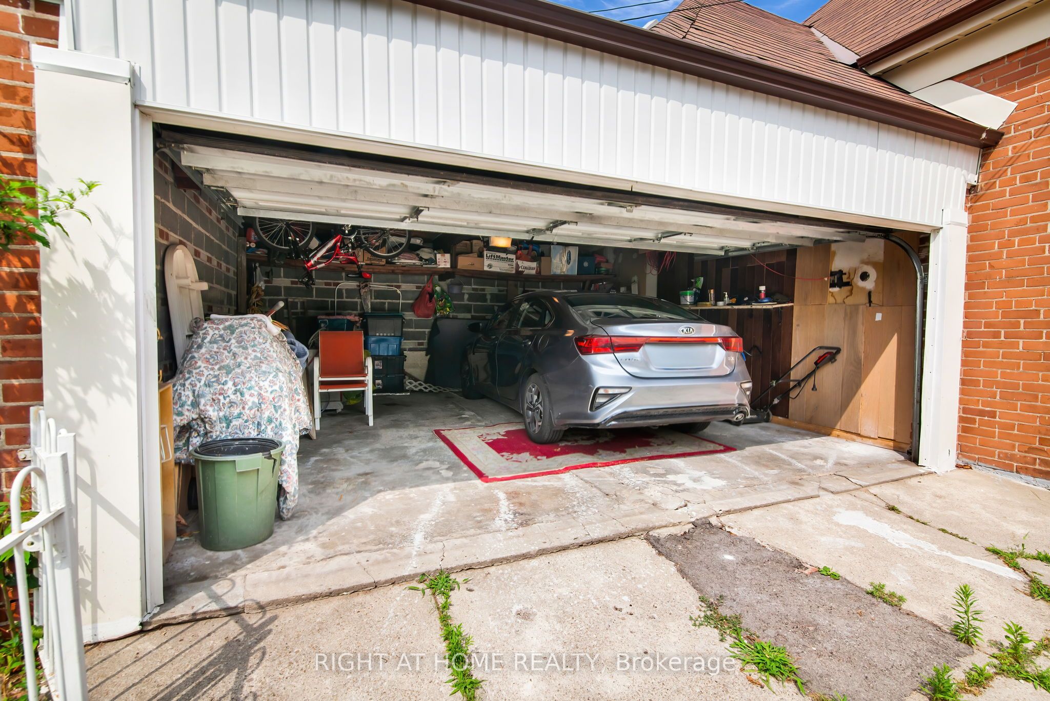 344 Linsmore Crescent