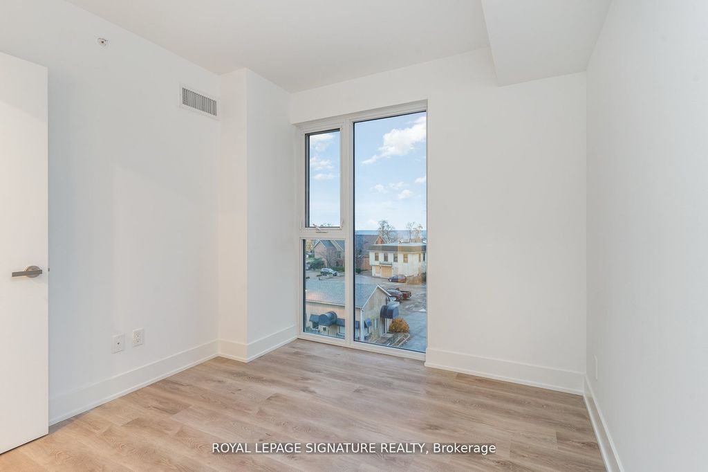 Photo of 370 Martha Street #304, Burlington, ON L7R 0G9 (MLS # W13065956)