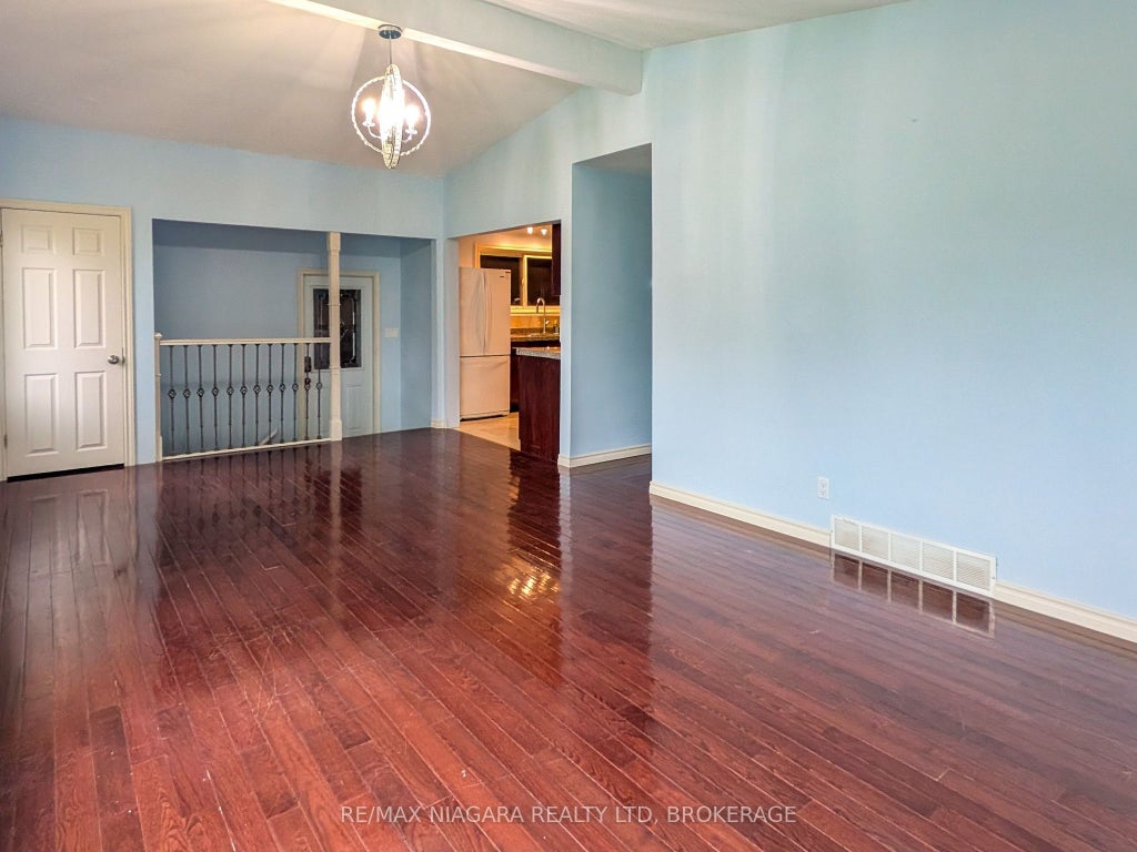 Photo of 6122 Mayfair Drive, Niagara Falls, ON L2J 1W1 (MLS # X14030006)