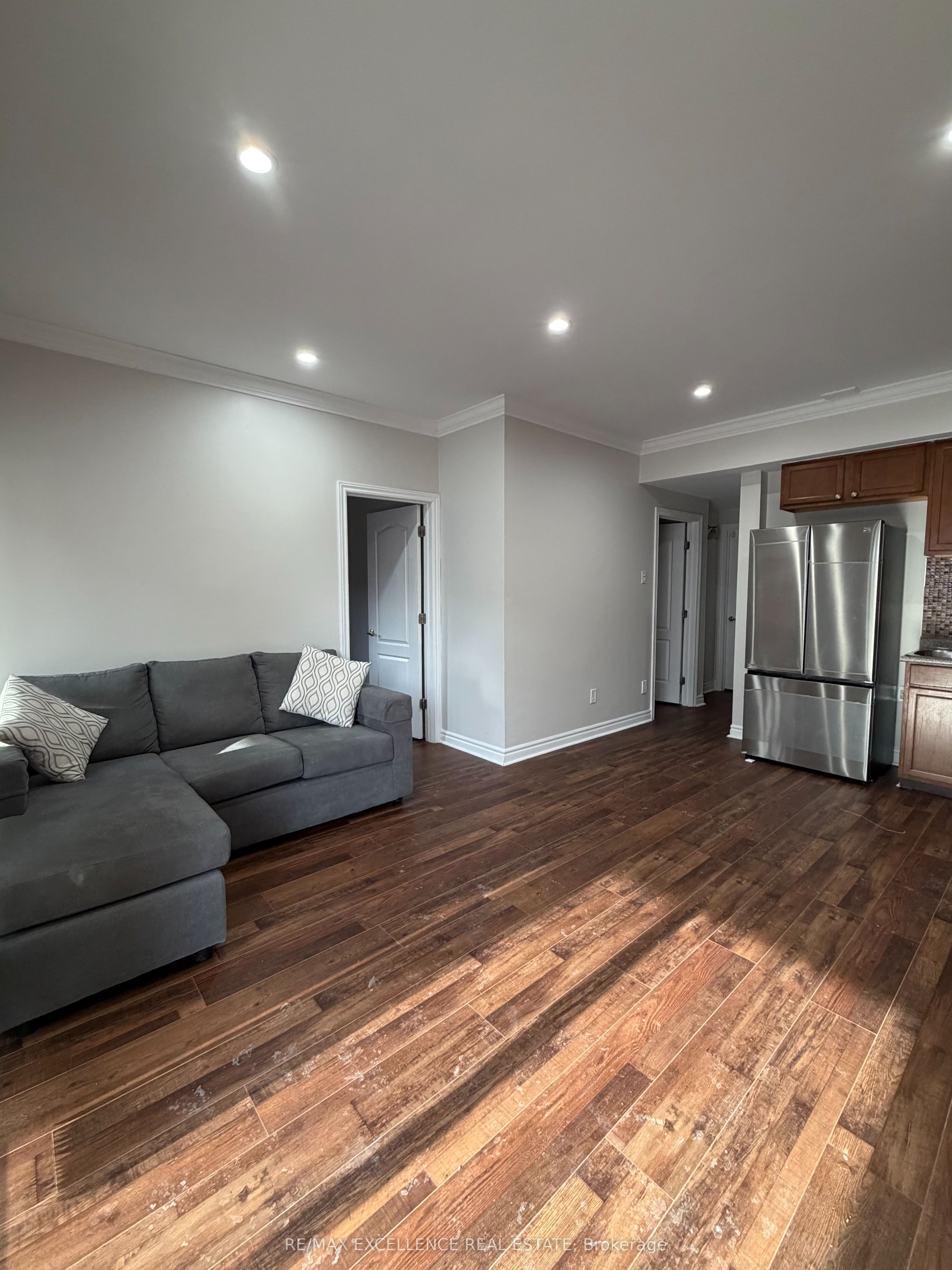 4568 Centretown Way Lower