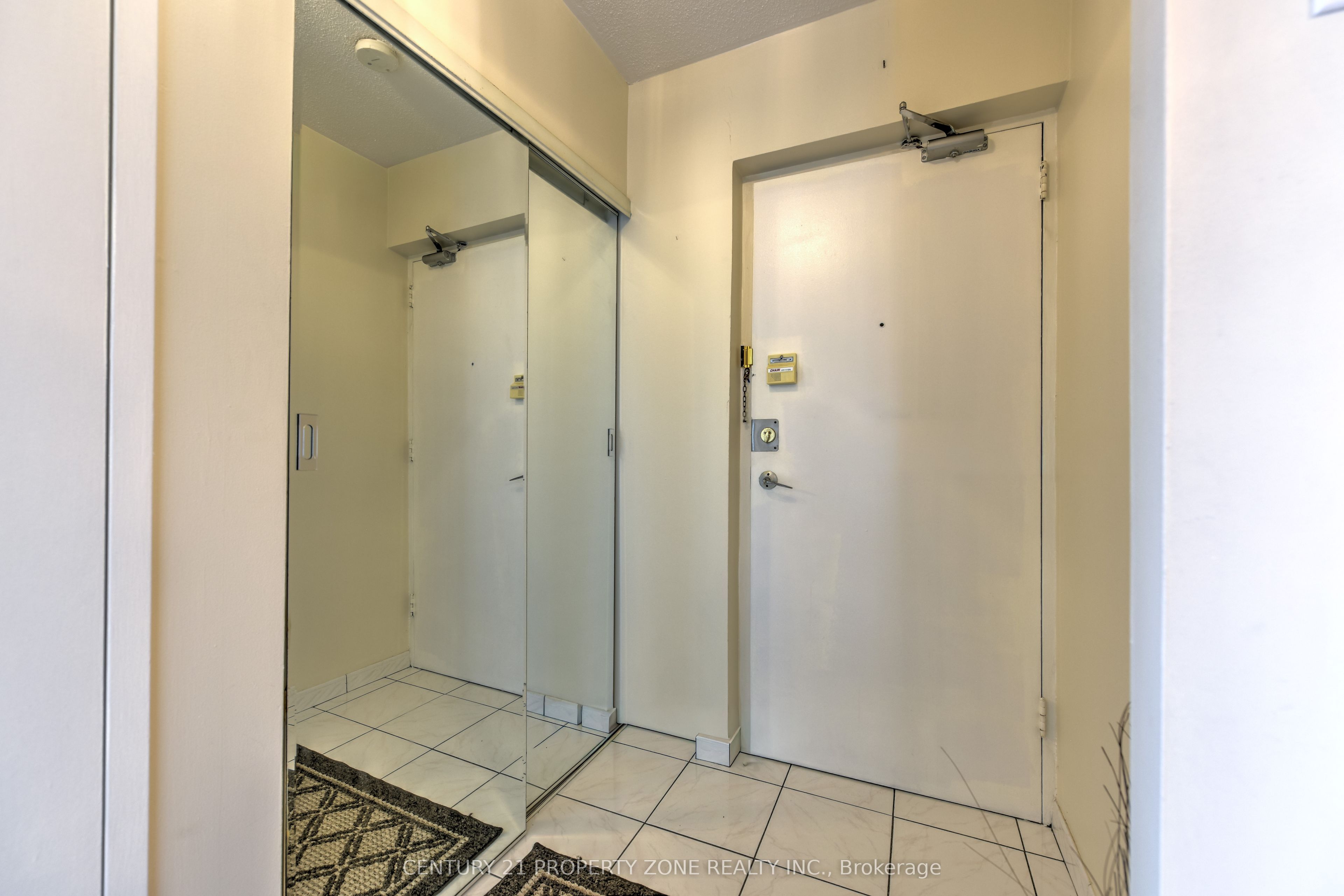 3025 Queen Frederica Drive E 907