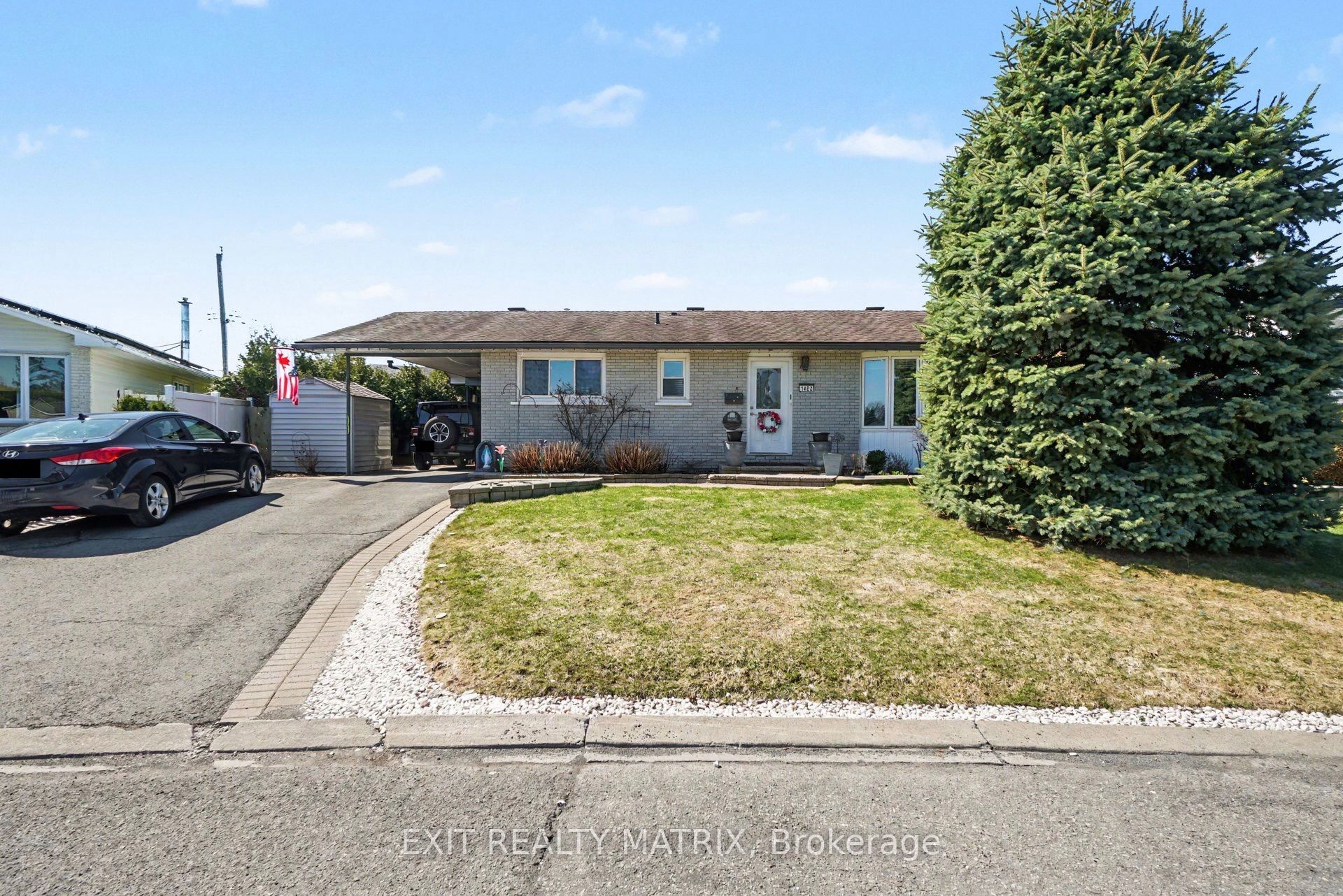 Photo 1 of 17 — 1402 Jamison Avenue, Orleans - Cumberland and Area, ON K1E 1J5