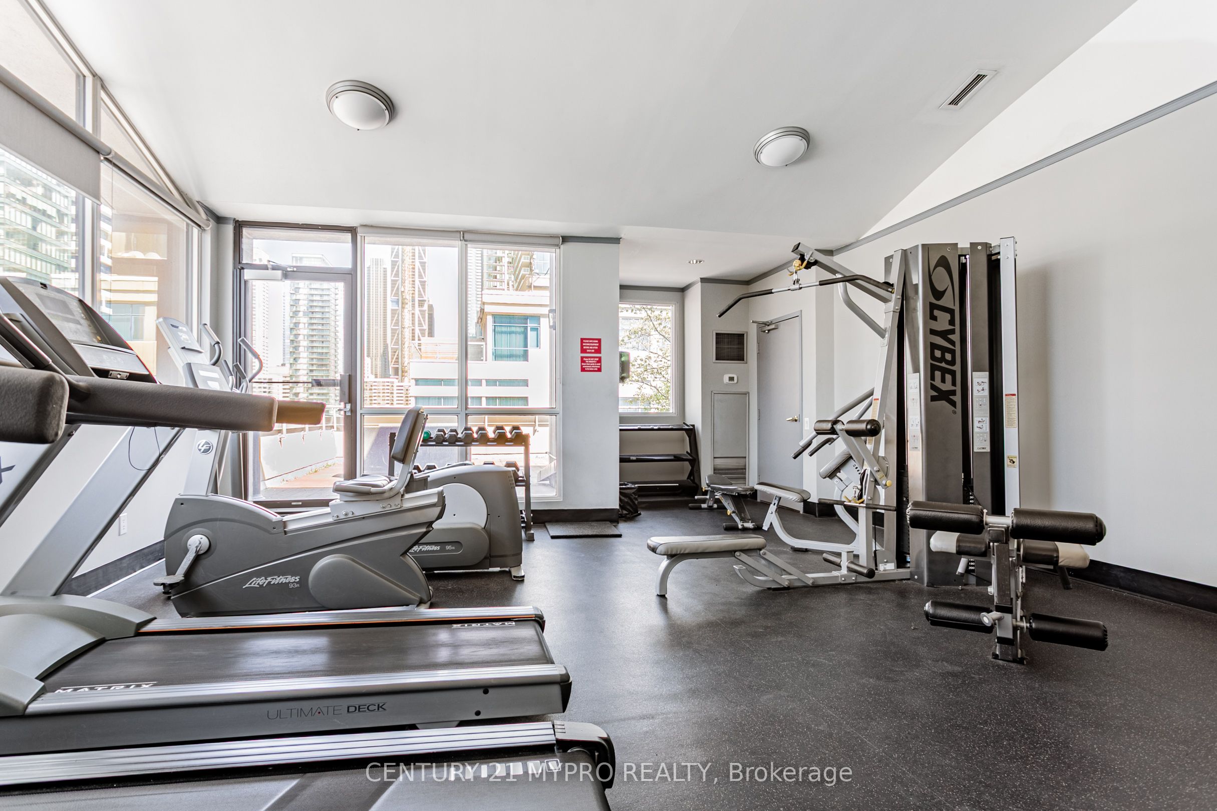 555 Yonge Street 401