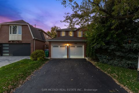 6906 Hickling Crescent Mississauga ON L5N 5A8