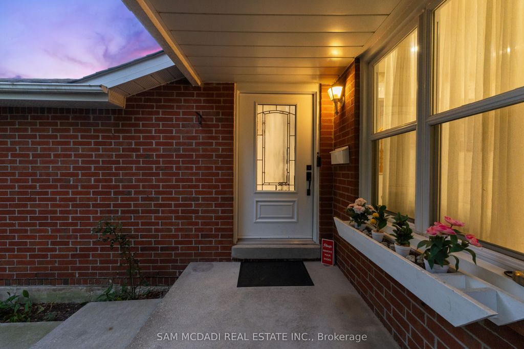 Photo of 6906 Hickling Crescent, Mississauga, ON L5N 5A8 (MLS # W12450571)