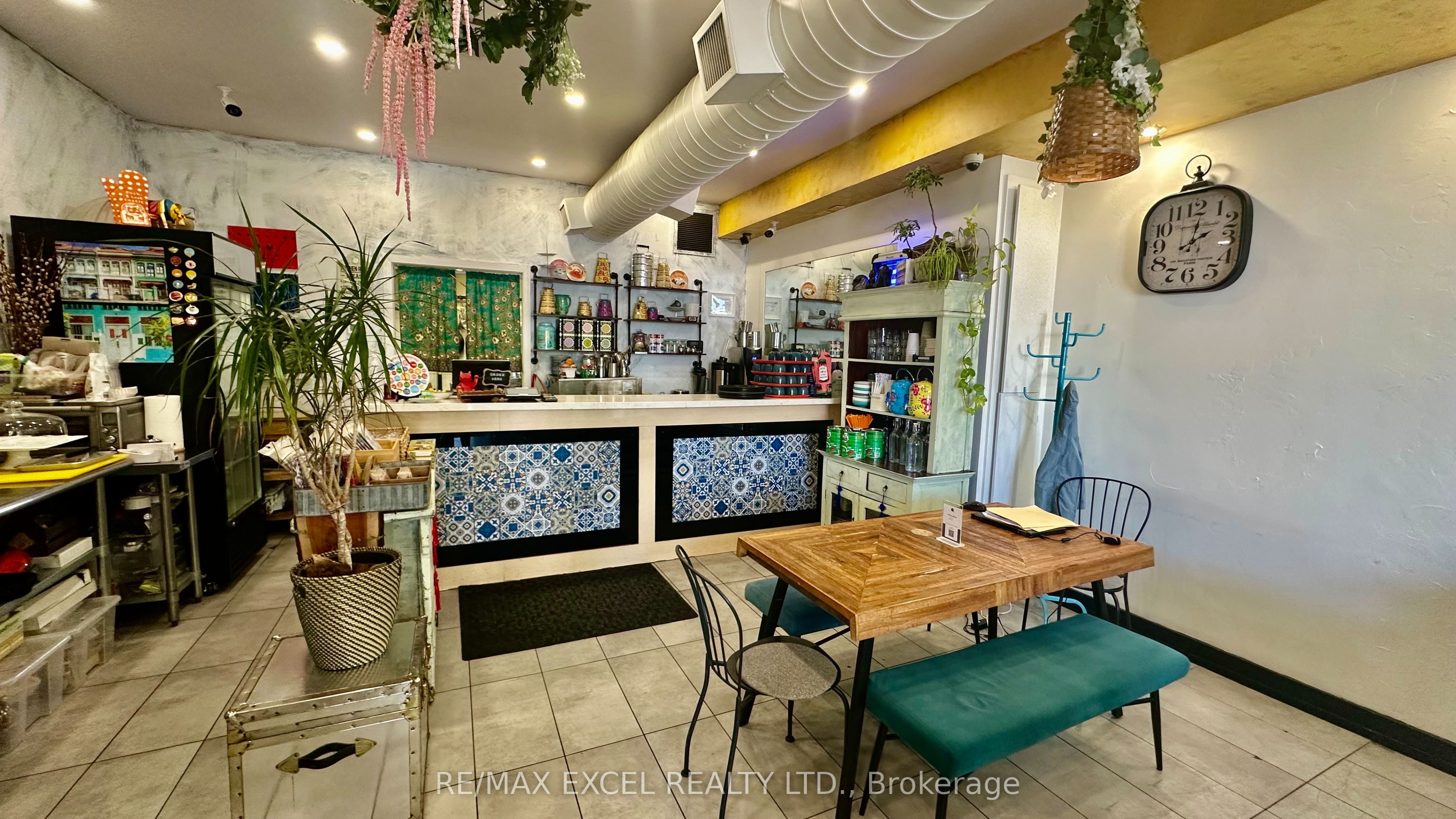 713 College St Street