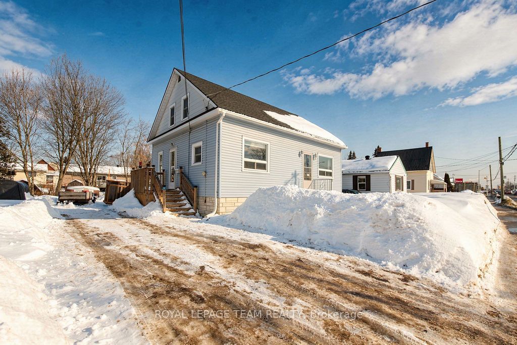 Photo of 1120 Pembroke Street W, Pembroke, ON K8A 5R5 (MLS # X12837164)