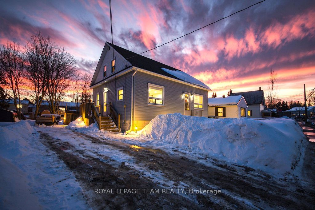 Photo of 1120 Pembroke Street W, Pembroke, ON K8A 5R5 (MLS # X12837164)