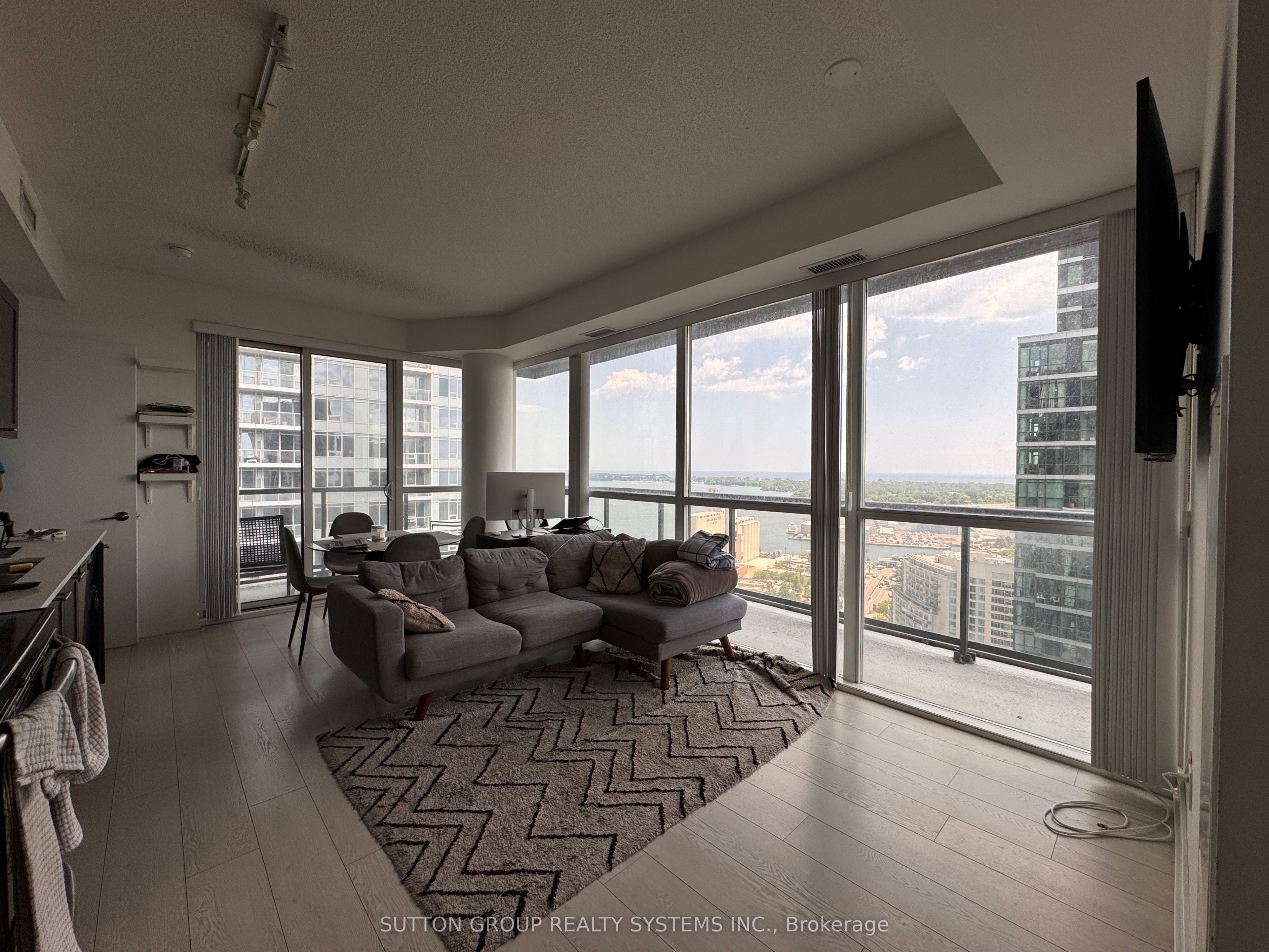 20 Bruyeres Mews 2908
