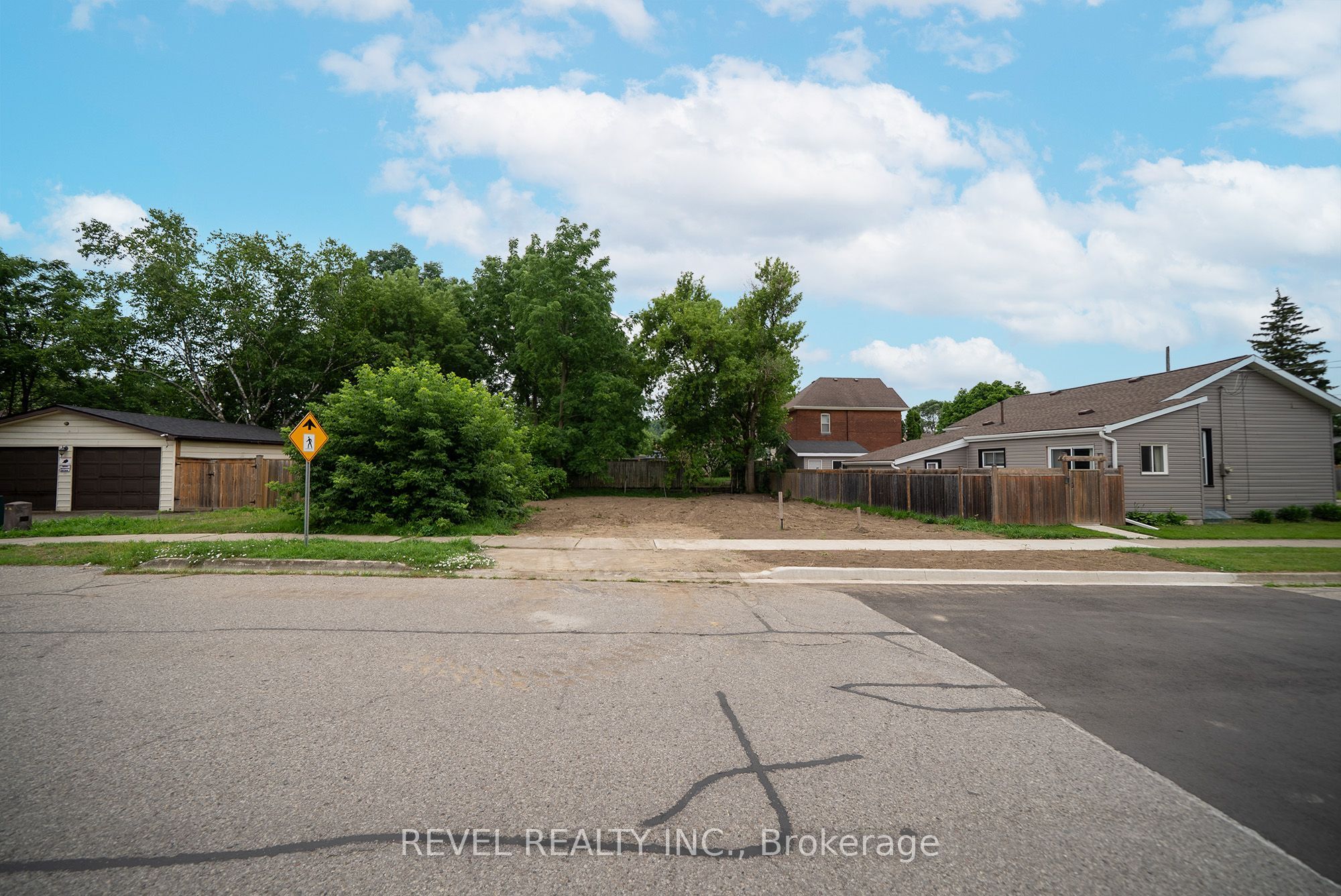 Photo 1 of 24 — 145 Catharine Avenue, Brantford, ON N3T 1J1