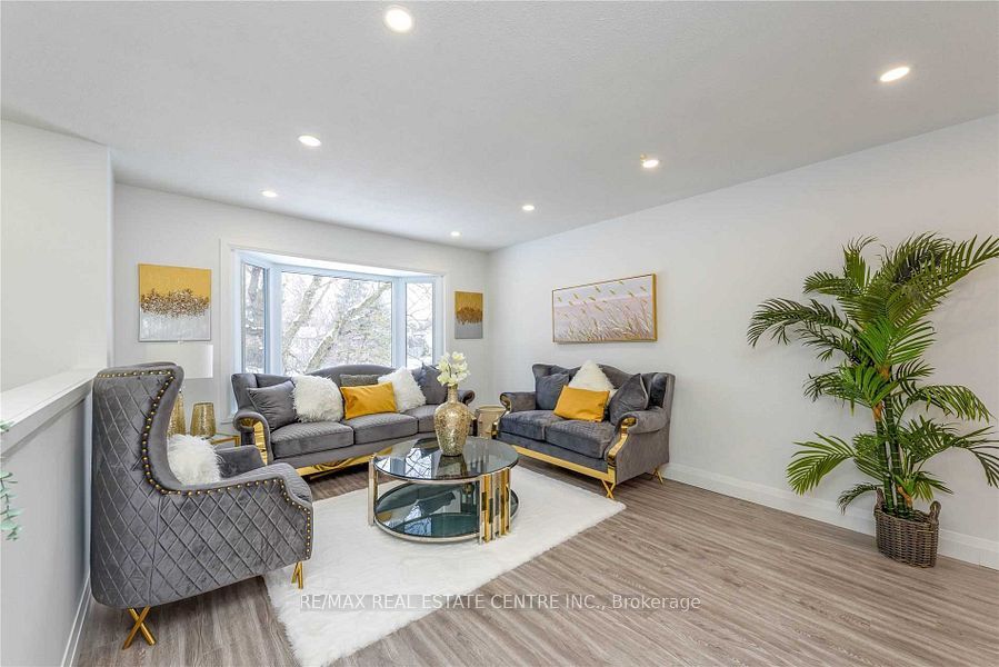 582 Elliott Crescent