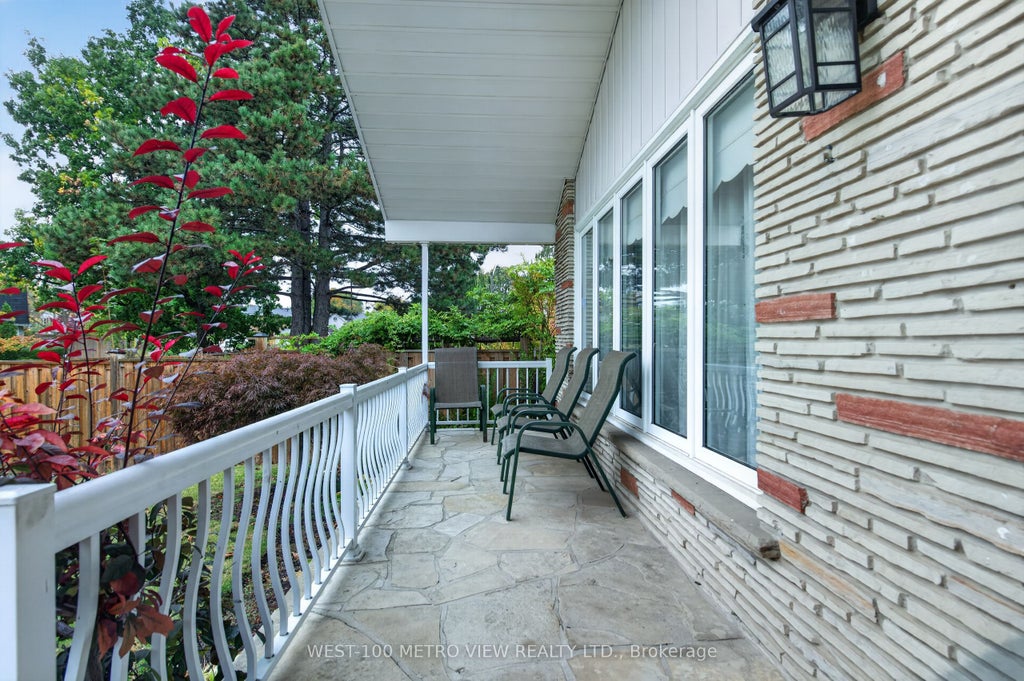 Photo of 3411 Pinesmoke Crescent, Mississauga, ON L4Y 3L4 (MLS # W13910256)