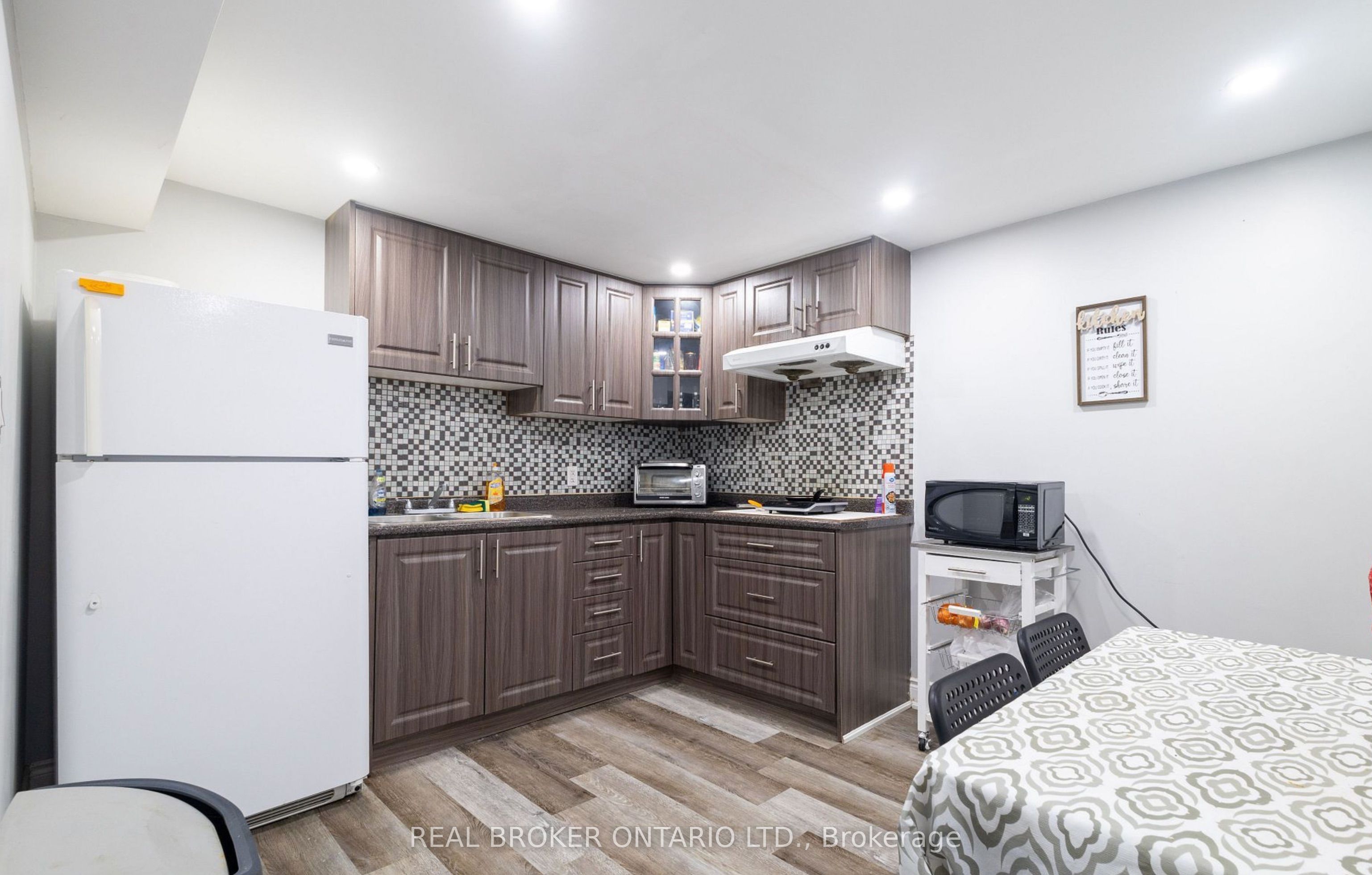 3183 Valcourt Crescent Lower