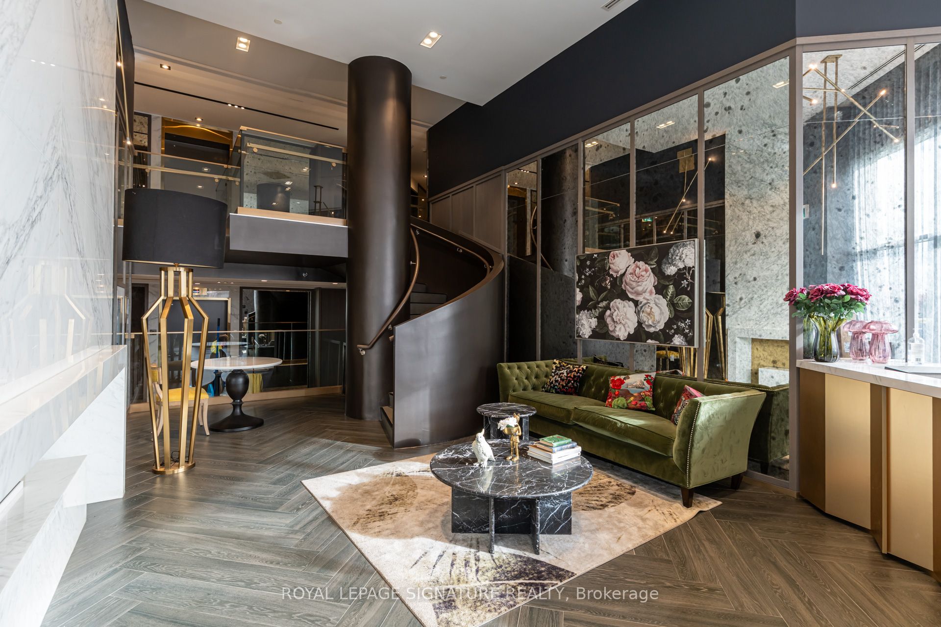 395 Dundas Street W 631
