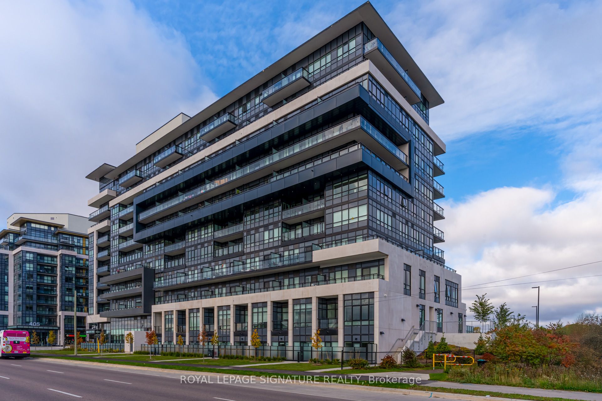 395 Dundas Street W 631