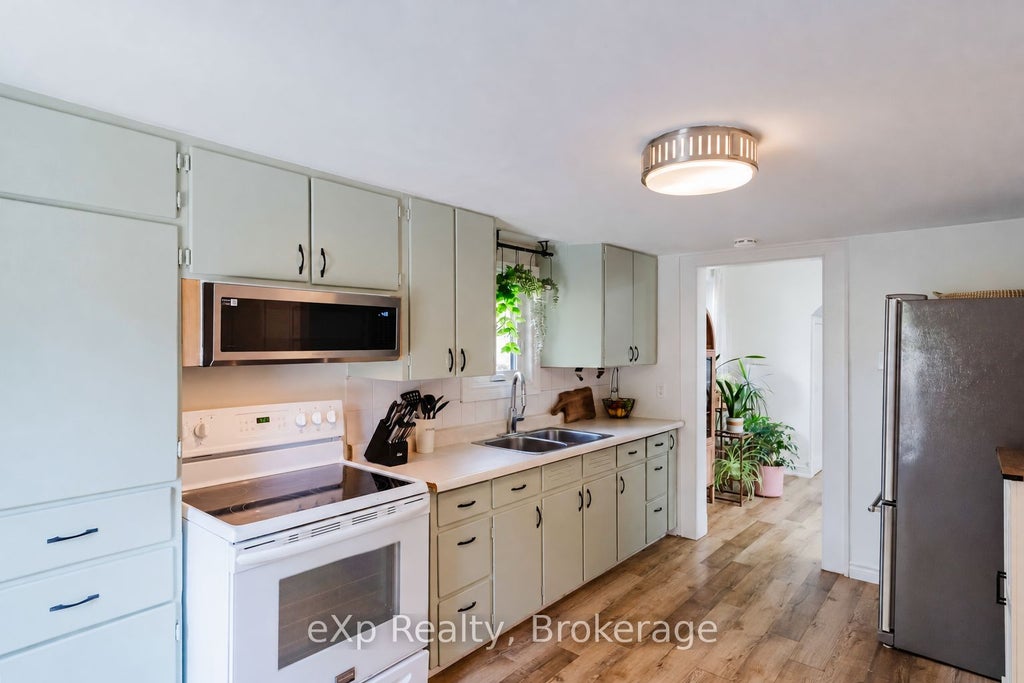 Photo of 590 7th Street E, Owen Sound, ON N4K 1J6 (MLS # X13914632)