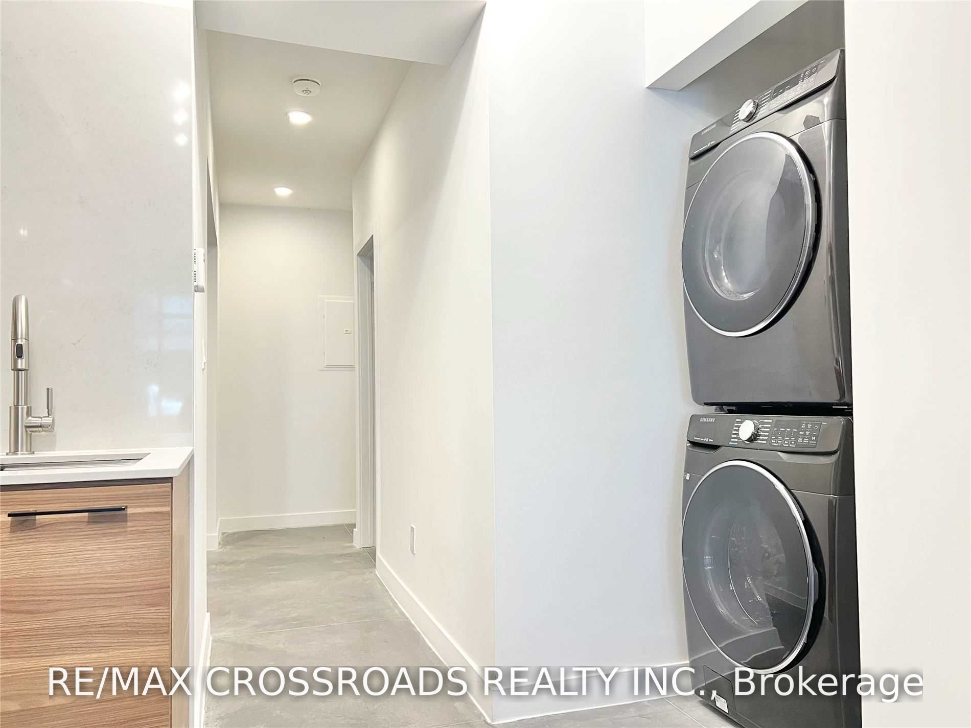 3333 Dundas Street W 1B