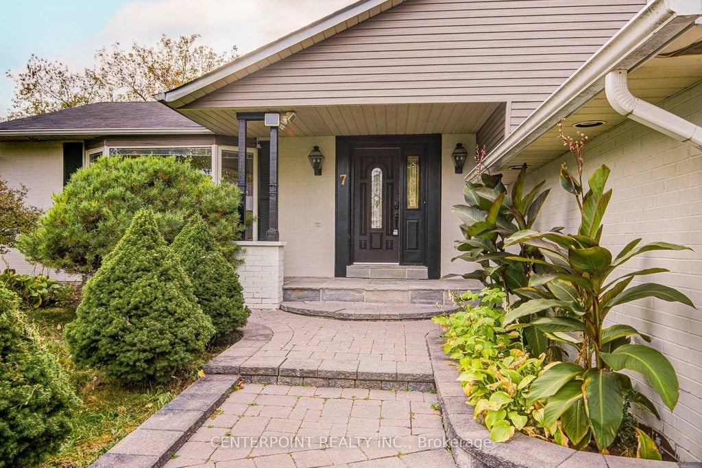 Photo of 7 Avondale Crescent, Markham, ON L3P 2J9 (MLS # N13931462)