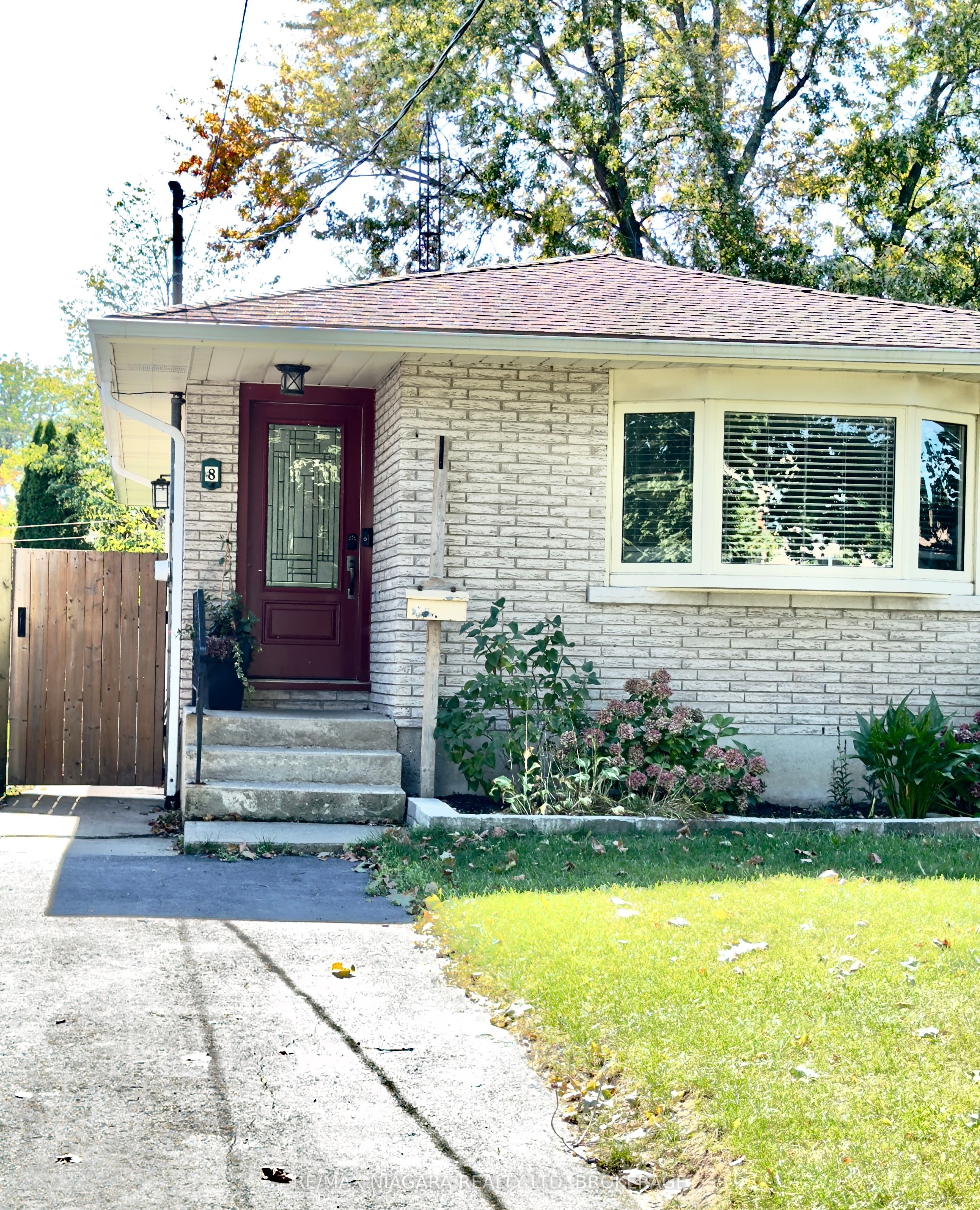 8 Lakehurst Drive