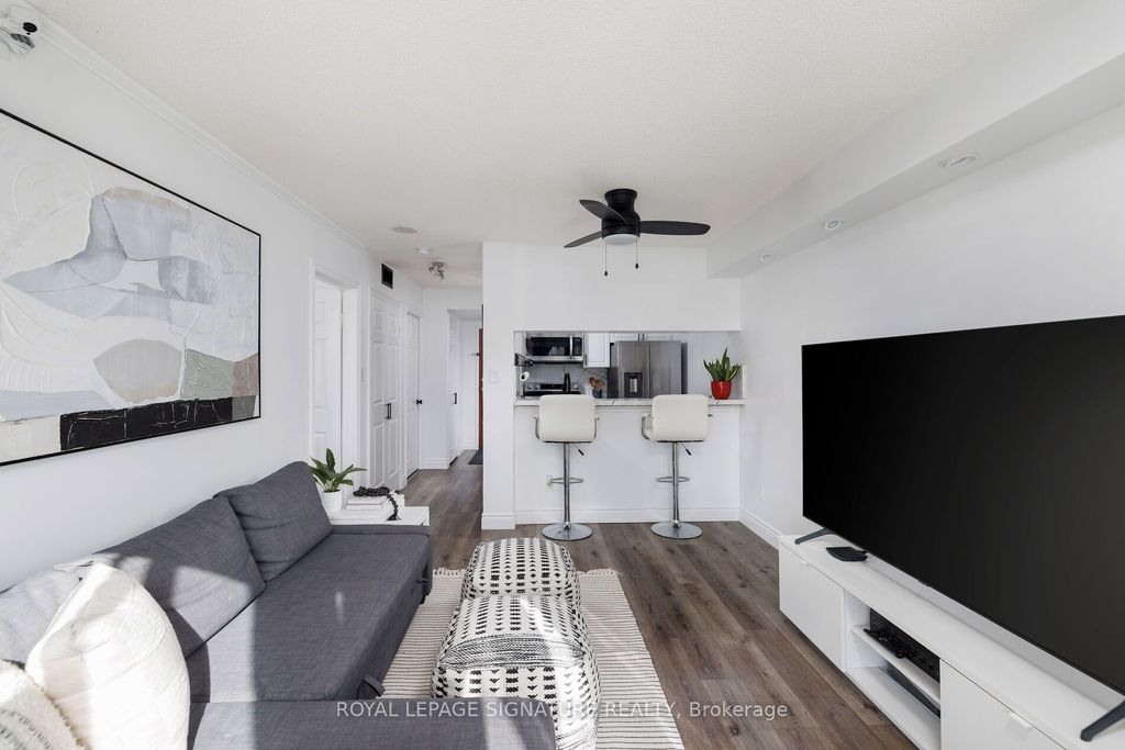 Photo of 880 Dundas Street W #909, Mississauga, ON L5C 4H3 (MLS # W13153432)