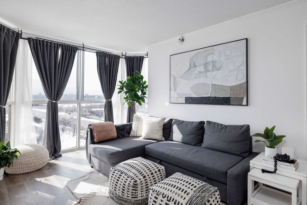 Photo of 880 Dundas Street W #909, Mississauga, ON L5C 4H3 (MLS # W13153432)