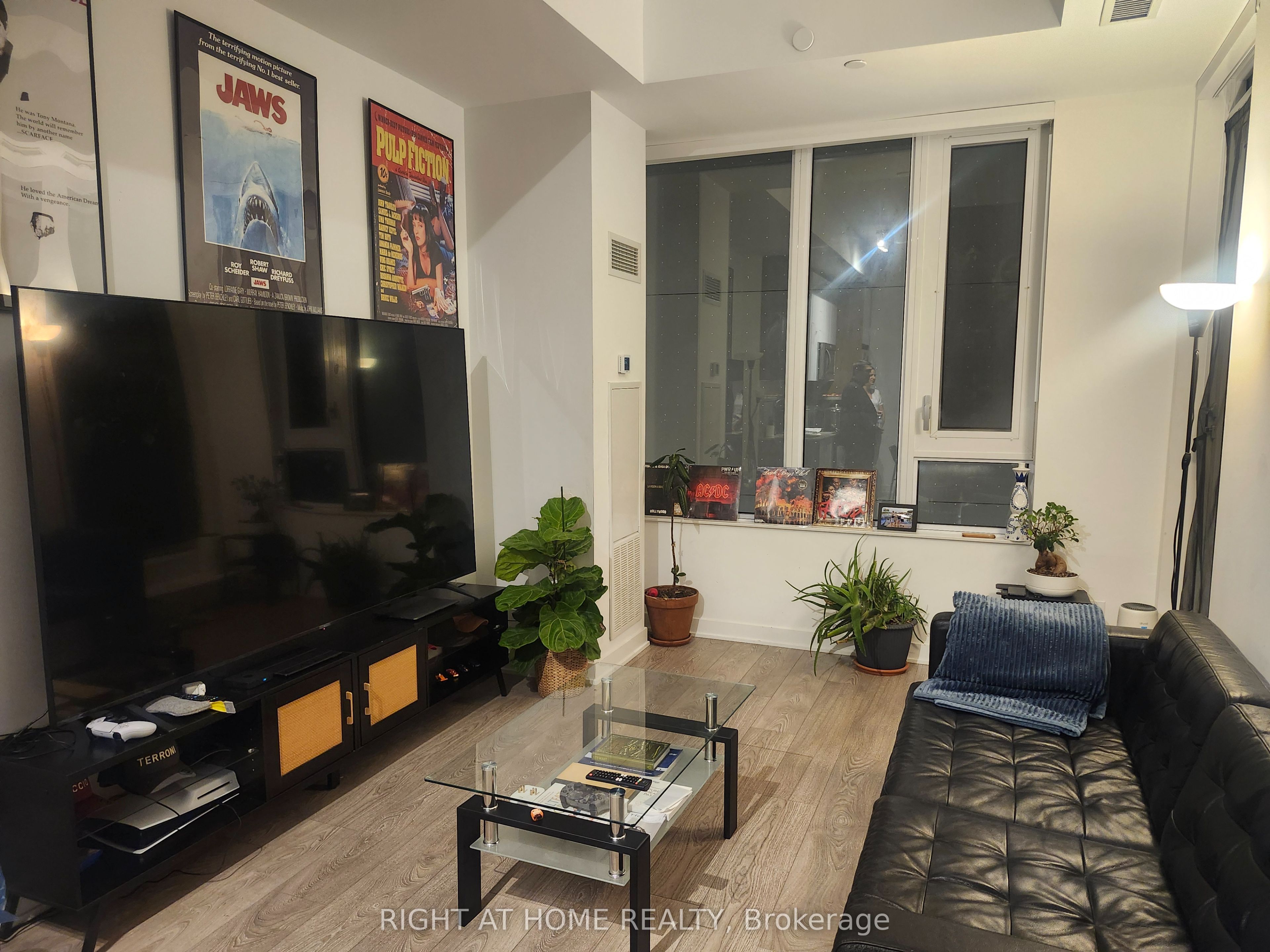 543 Richmond Street W 221