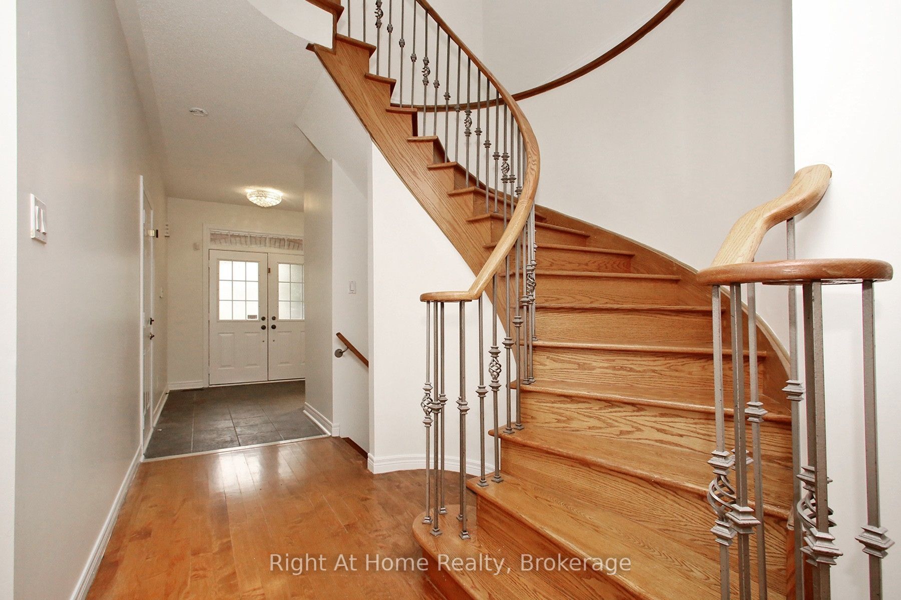 181 Fairlane Crescent Upper