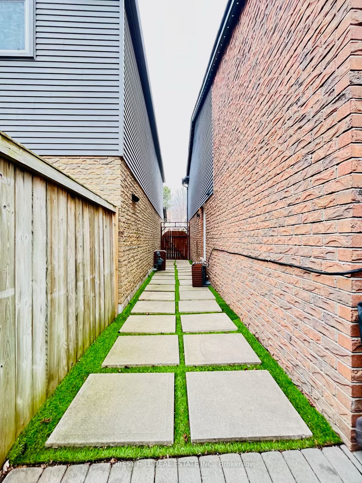 812 Sweetwater Crescent