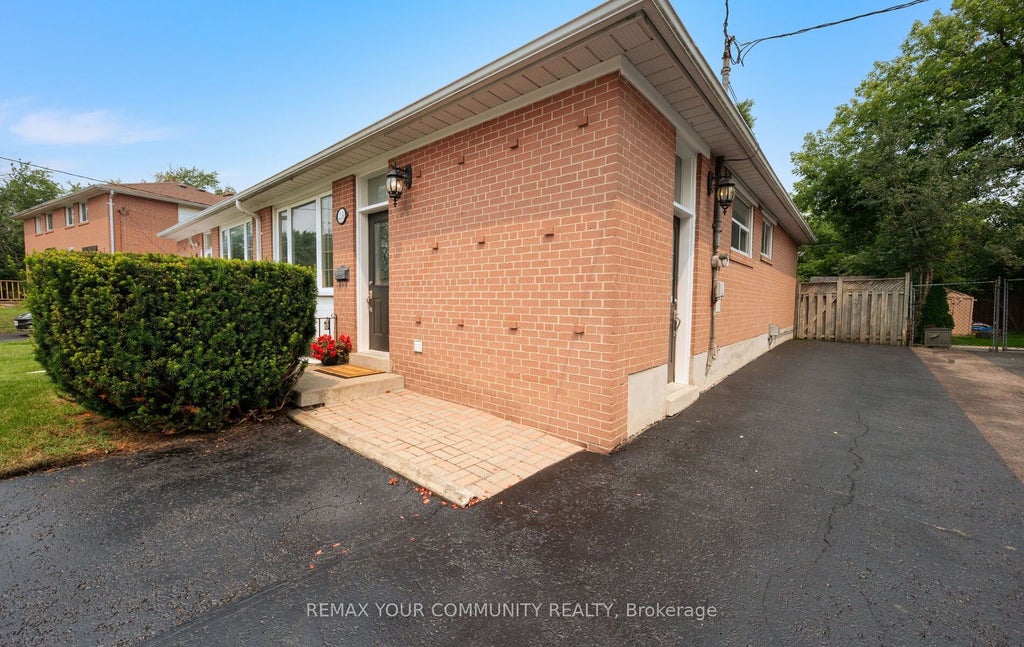 Photo of 23 Richardson Drive, Aurora, ON L4G 1Z2 (MLS # N13577096)