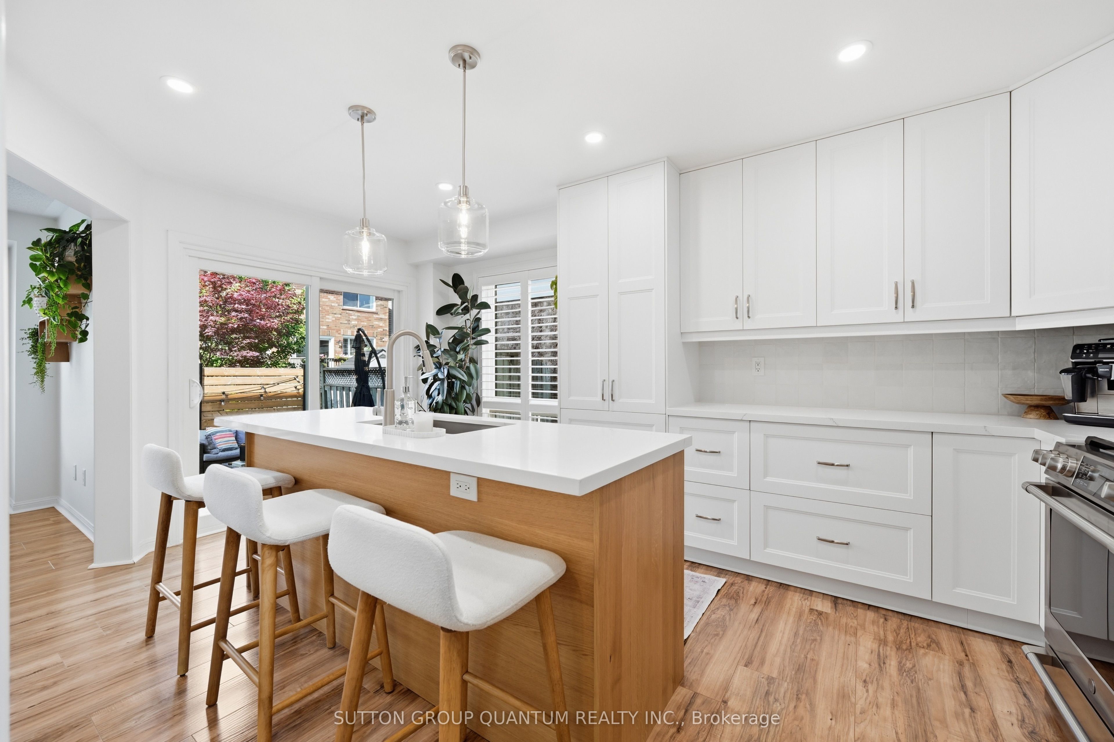 2245 Kenneth Crescent