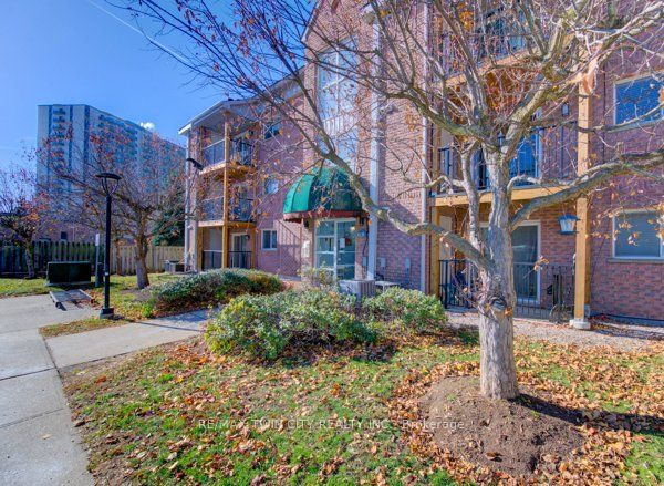 Photo of 3085 Kingsway Drive #27, Kitchener, ON N2C 2P1 (MLS # X13825928)