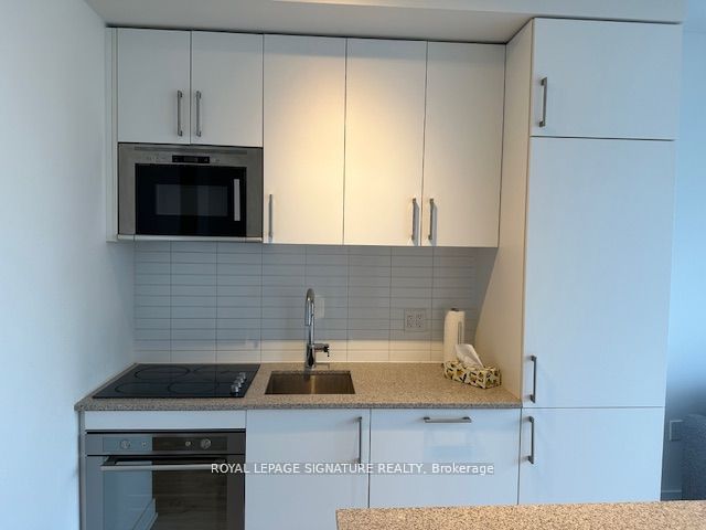 576 Front Street W 1218