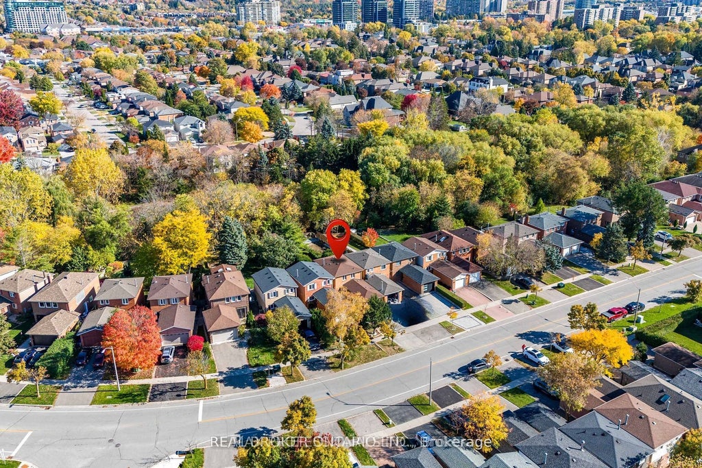 Photo of 125 Kersey Crescent, Richmond Hill, ON L4C 5X4 (MLS # N13690222)