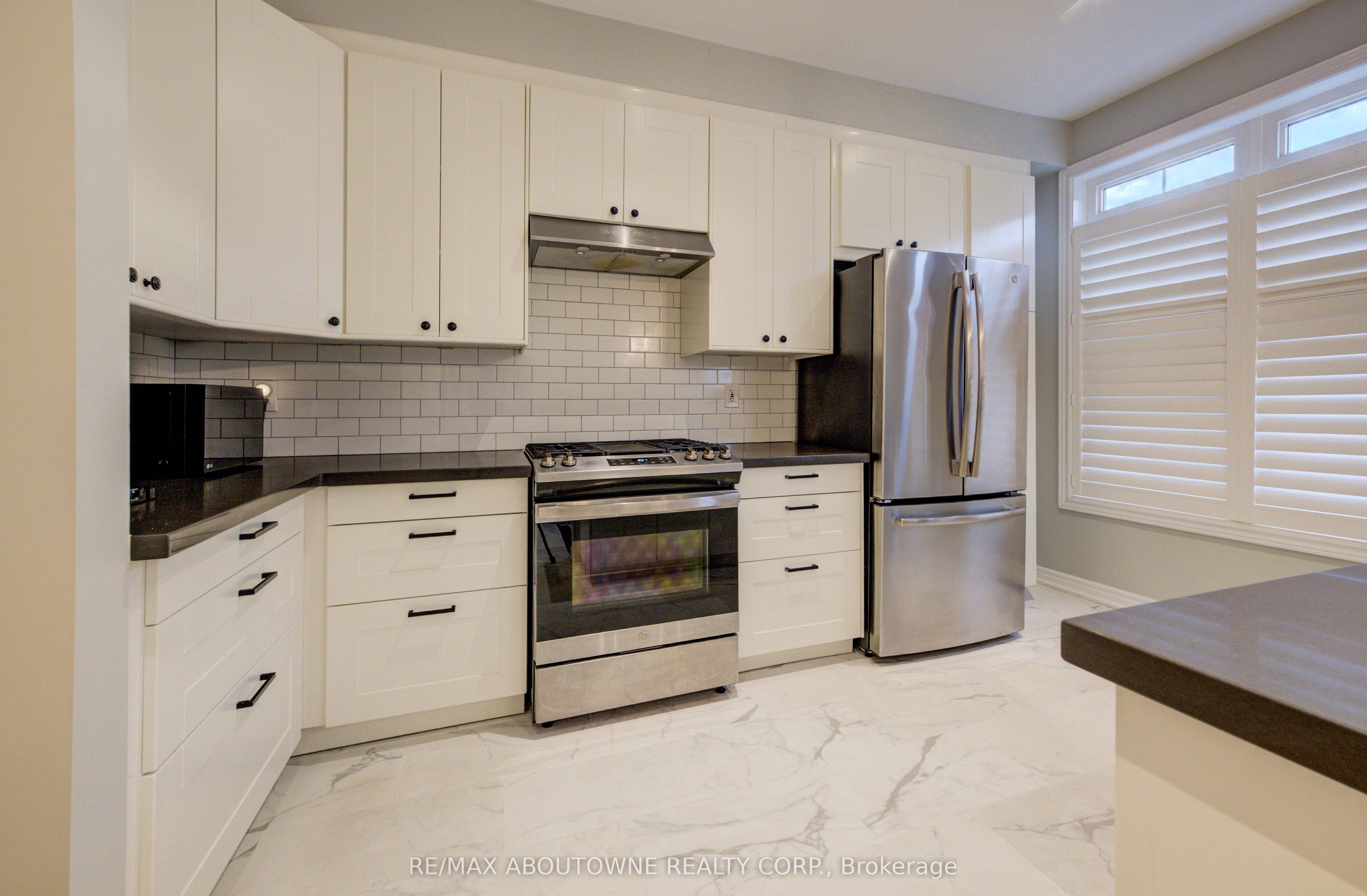 2351 Lakeshore Road 6