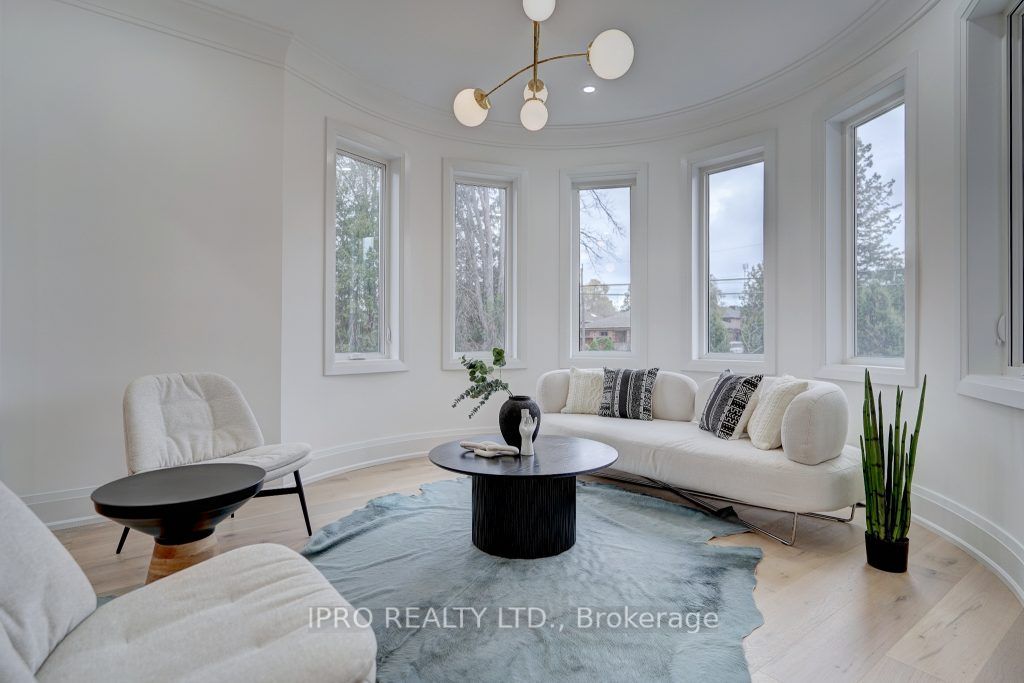 12 Euclid Avenue N