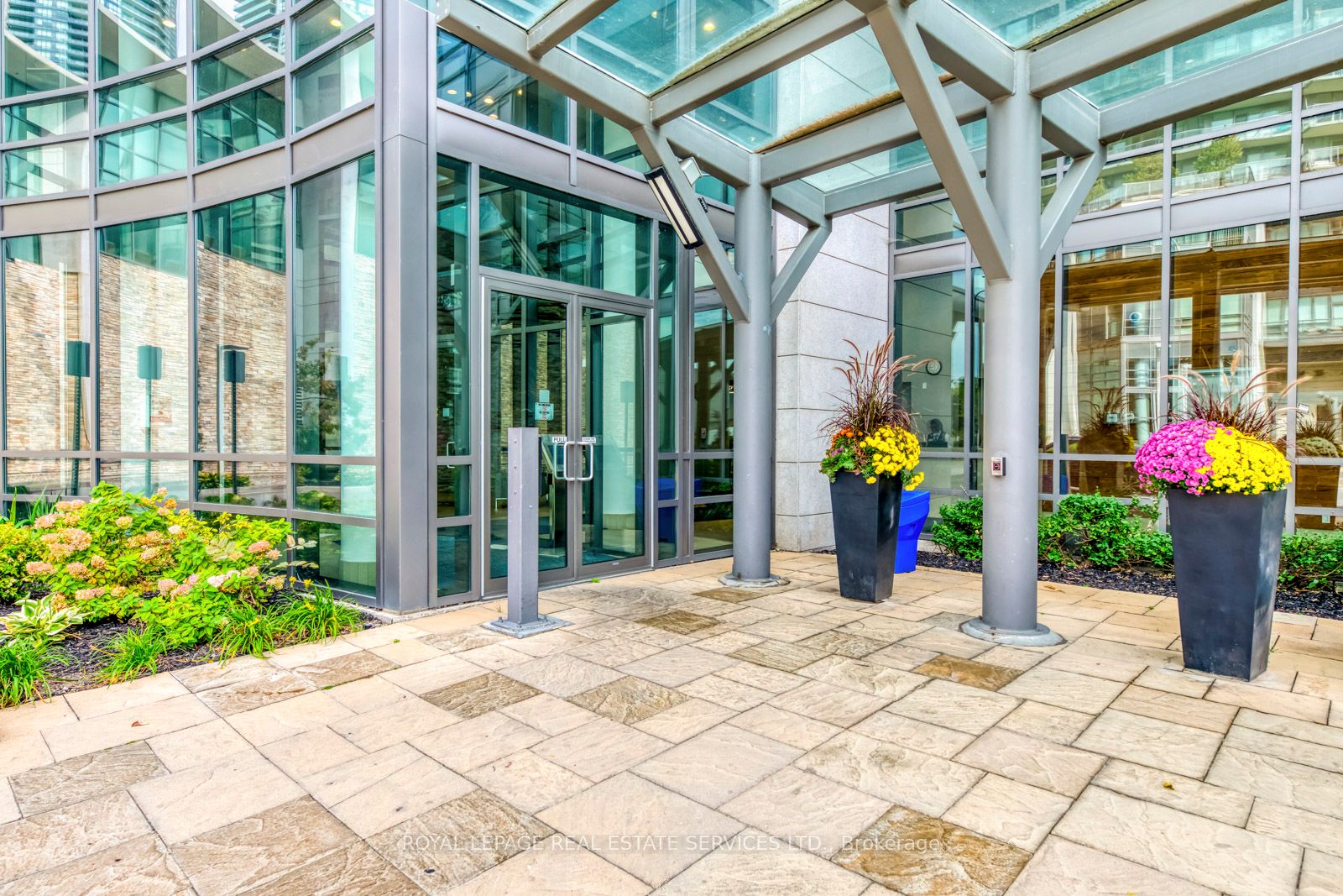 2240 Lake Shore Boulevard W 802