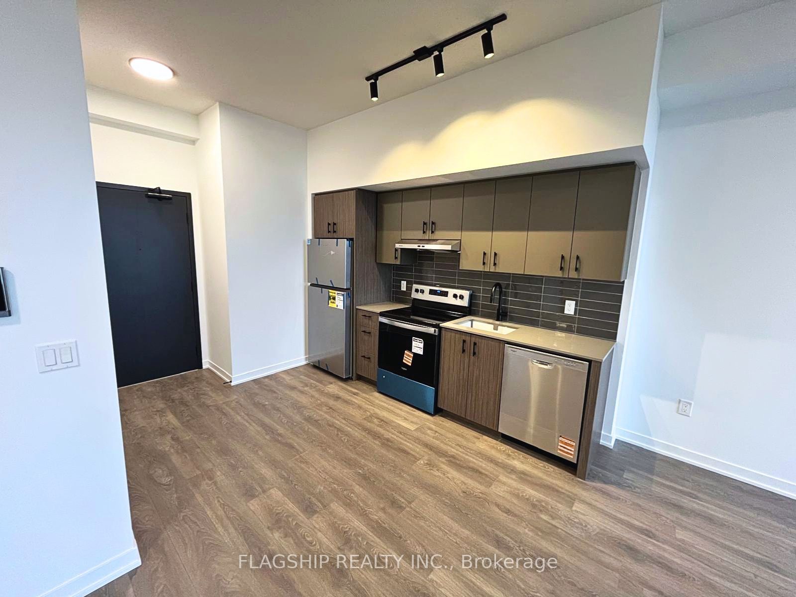 4878 Powers Common 329