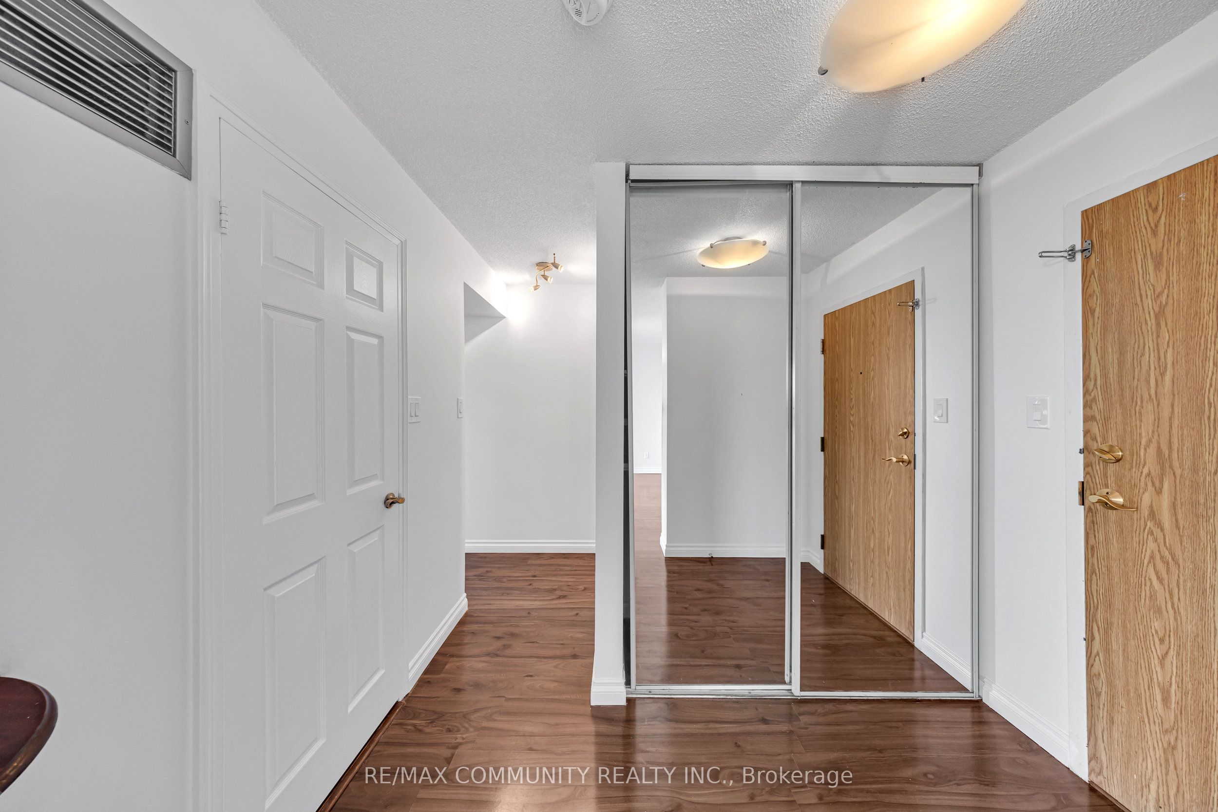 1360 Rathburn Road E 908