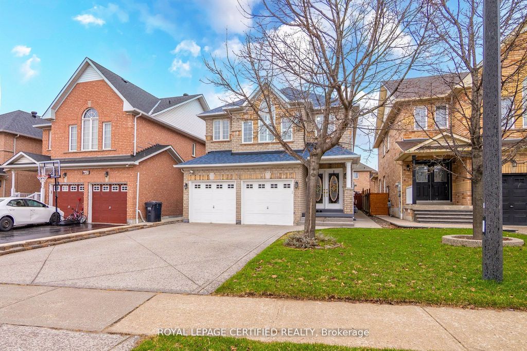 Photo of 643 Garden Walk, Mississauga, ON L5W 1V9 (MLS # W13122538)