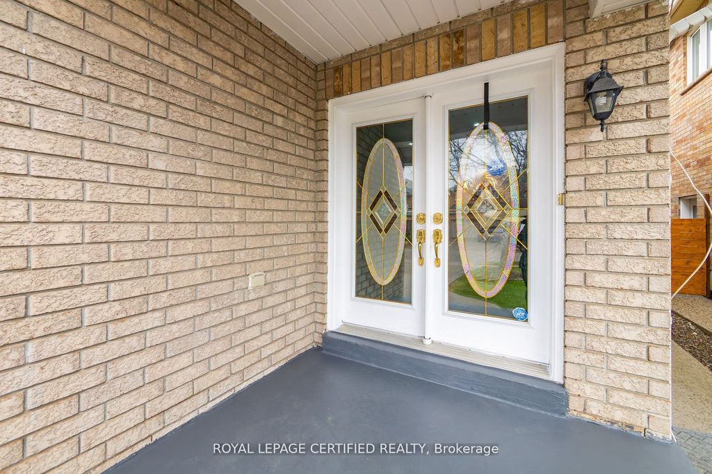 Photo of 643 Garden Walk, Mississauga, ON L5W 1V9 (MLS # W13122538)
