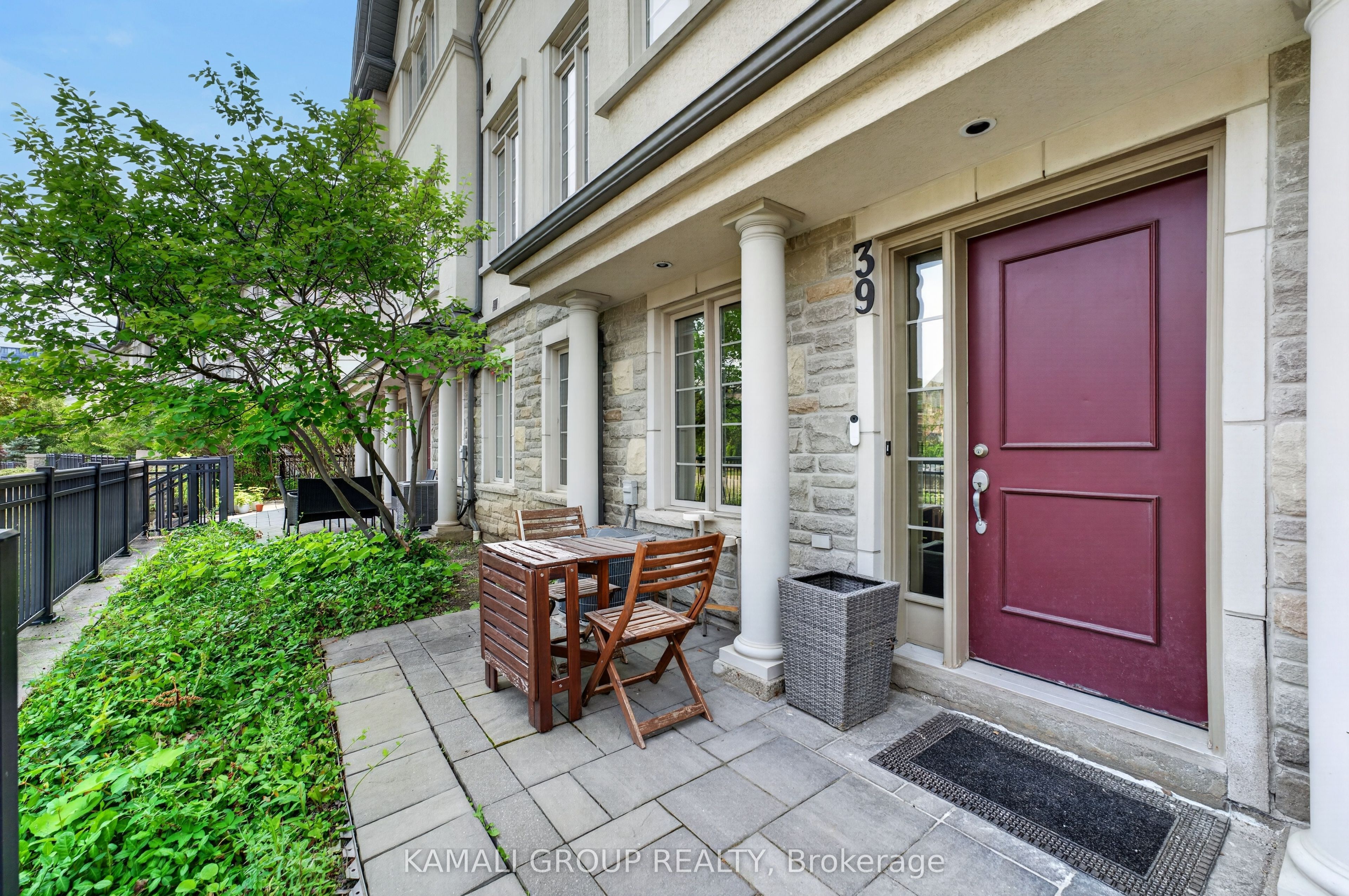 39 Beverley Glen Boulevard