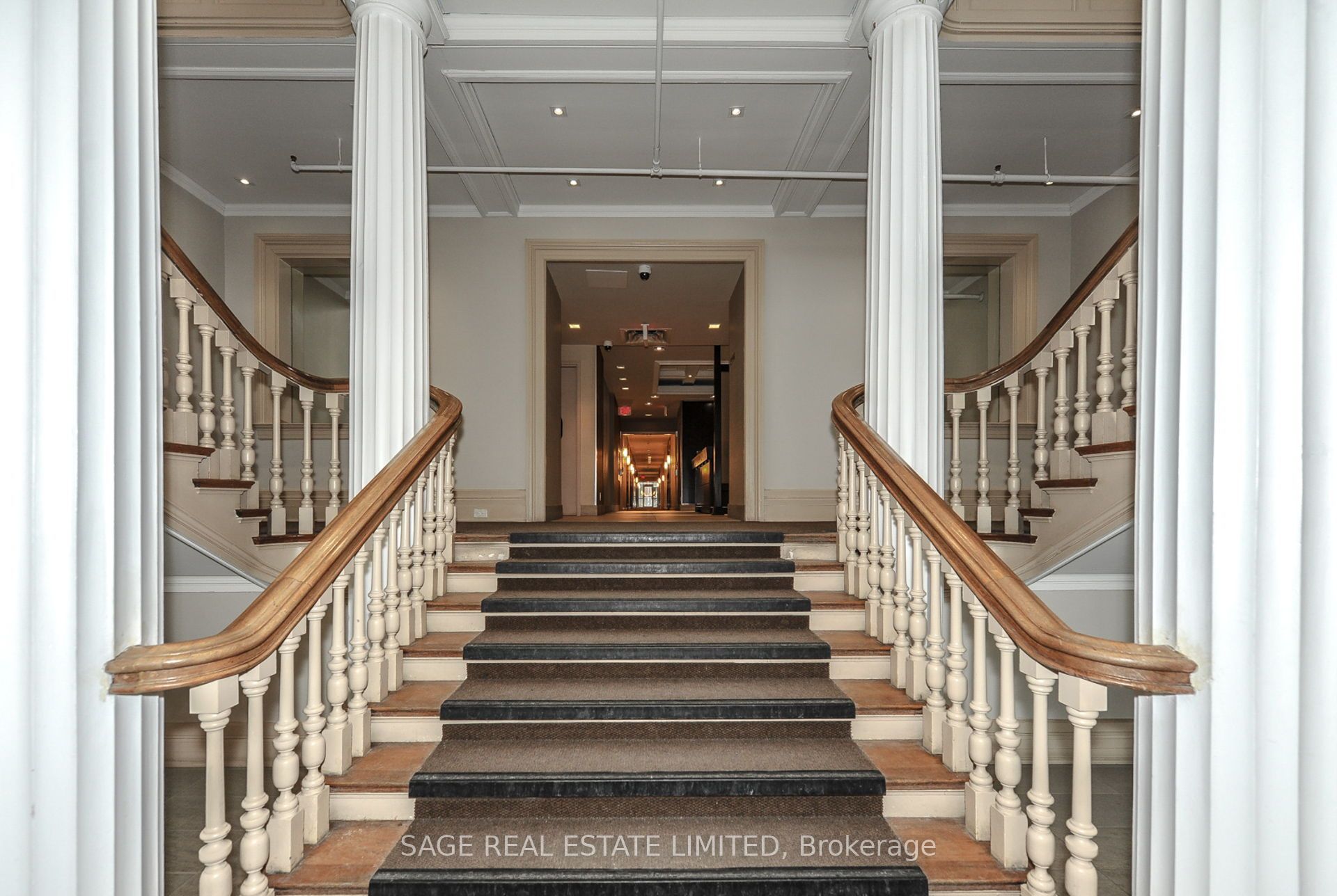 201 Carlaw Avenue 411