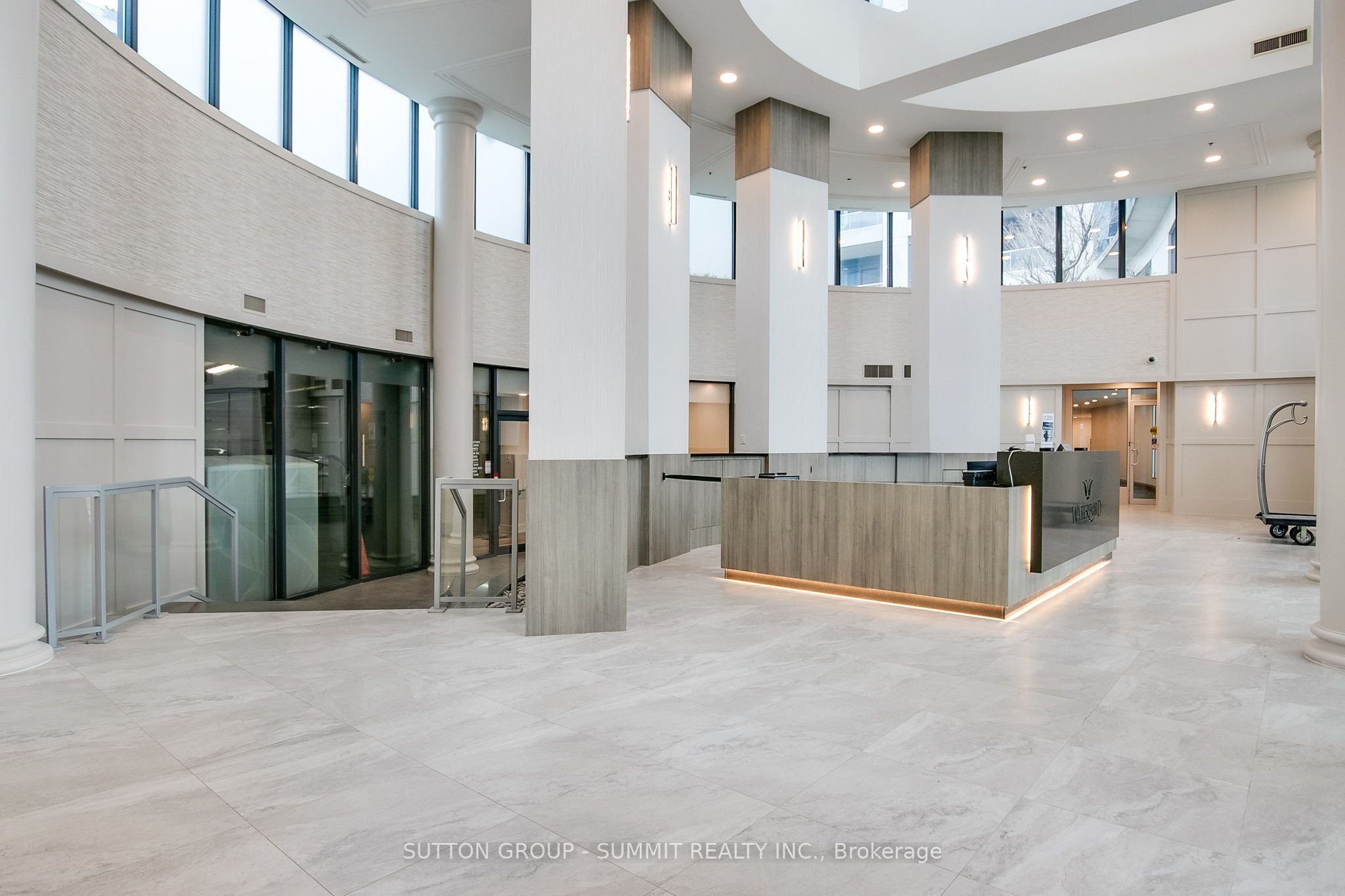 2083 Lake Shore Boulevard W 810