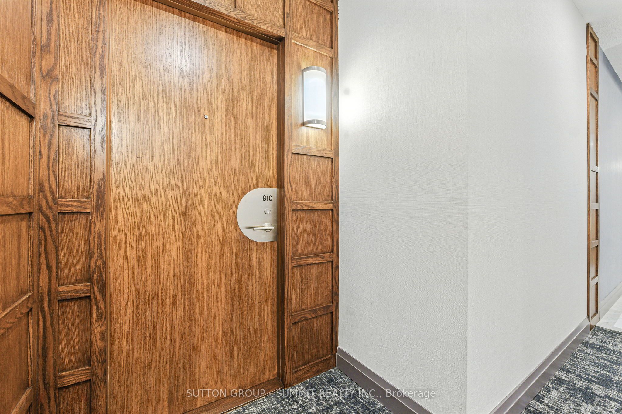 2083 Lake Shore Boulevard W 810